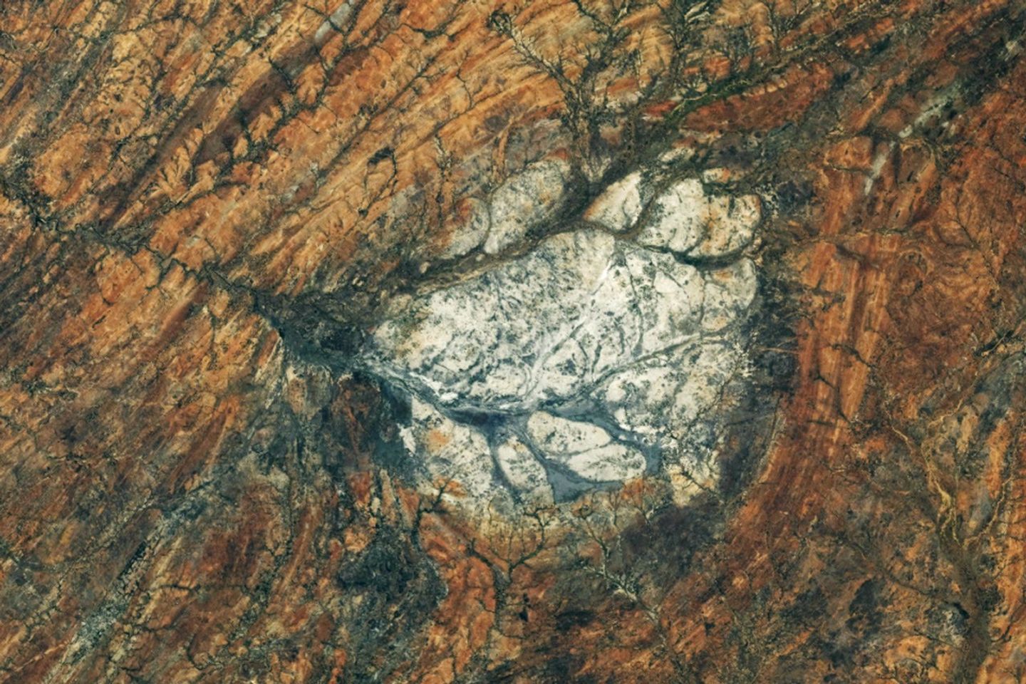 Fotografía real del macizo blanco de anortosita Saririaky, Madagascar, tomada desde la Estación Espacial Internacional el 28 de agosto de 2026.