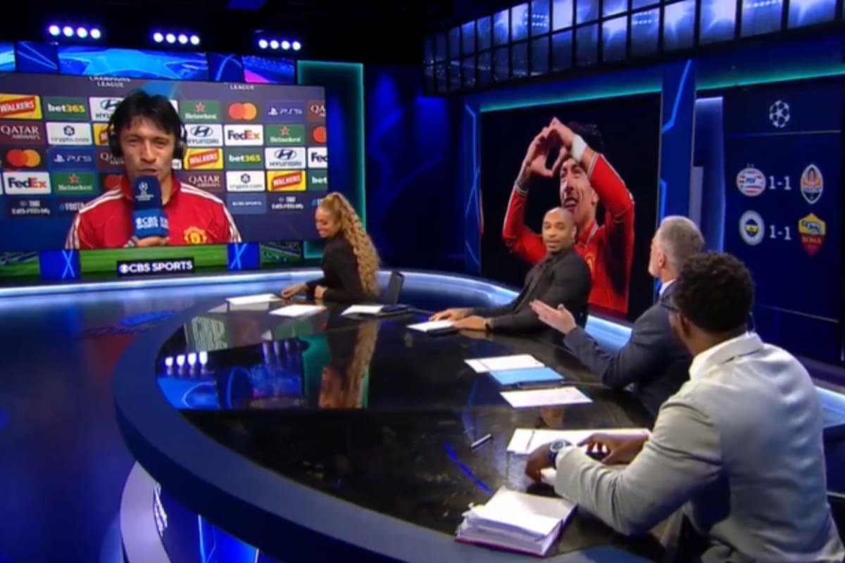 Lisandro Martínez conversa con el panel de CBS Sports después del partido.