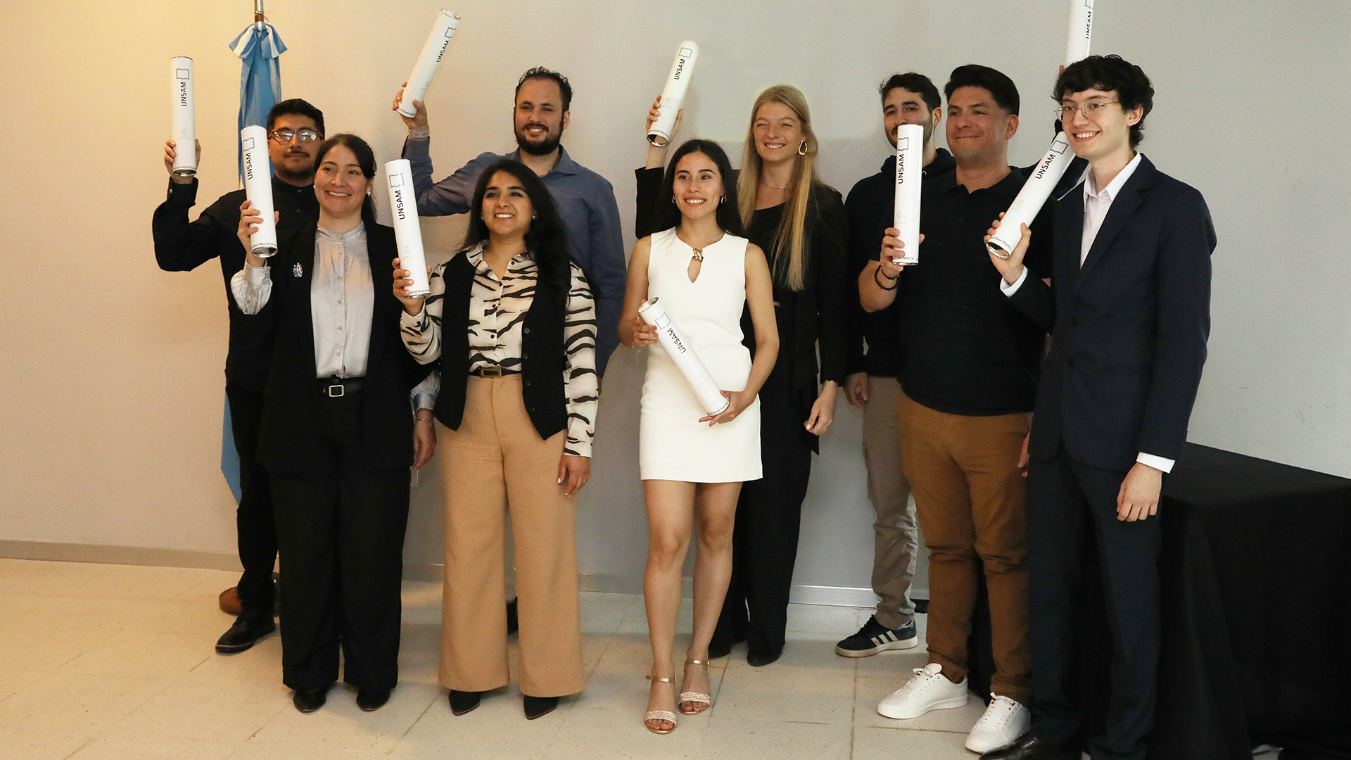 Graduados del Instituto Dan Beninson con sus diplomas; fotografía de la colación difundida por la CNEA el 28 de octubre de 2026, sin fecha de toma especificada.