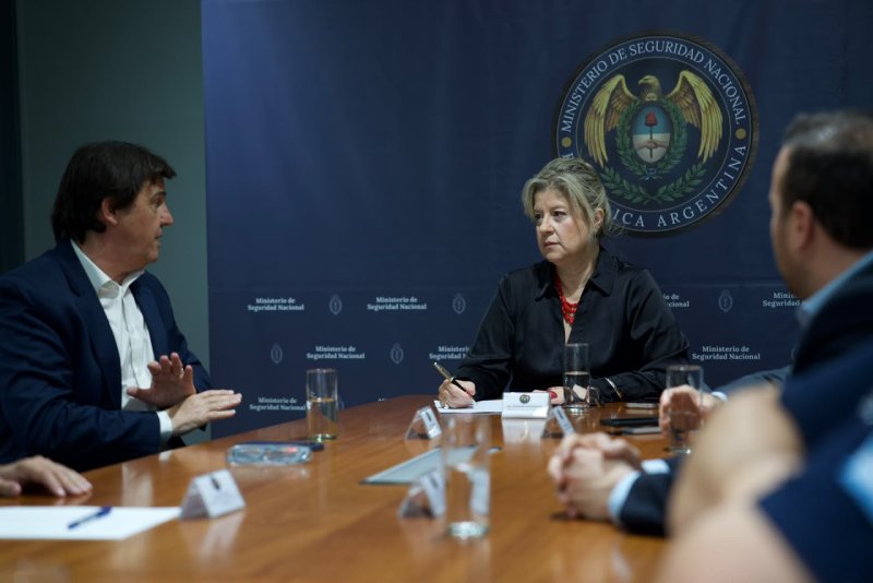 Alejandra Monteoliva y funcionarios reunidos en la mesa de control y monitoreo por El Niño, en una fotografía oficial publicada el 15 de octubre de 2026.