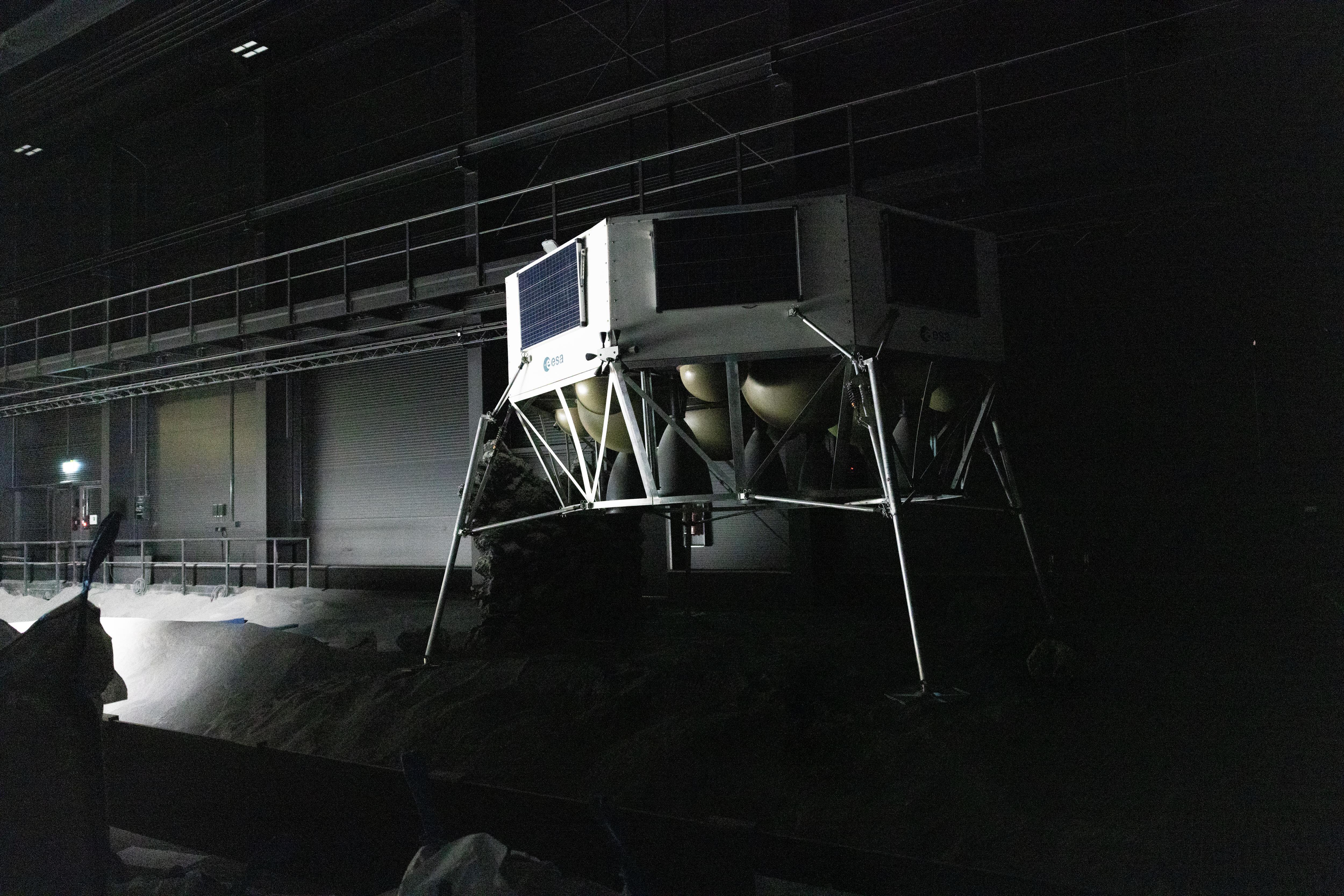 Maqueta física a escala real del módulo lunar Argonaut en la instalación de entrenamiento LUNA, cerca de Colonia, Alemania. Fotografía de archivo difundida por ESA el 20 de octubre de 2025; no muestra un módulo en la Luna ni la misión NovaMoon en vuelo.