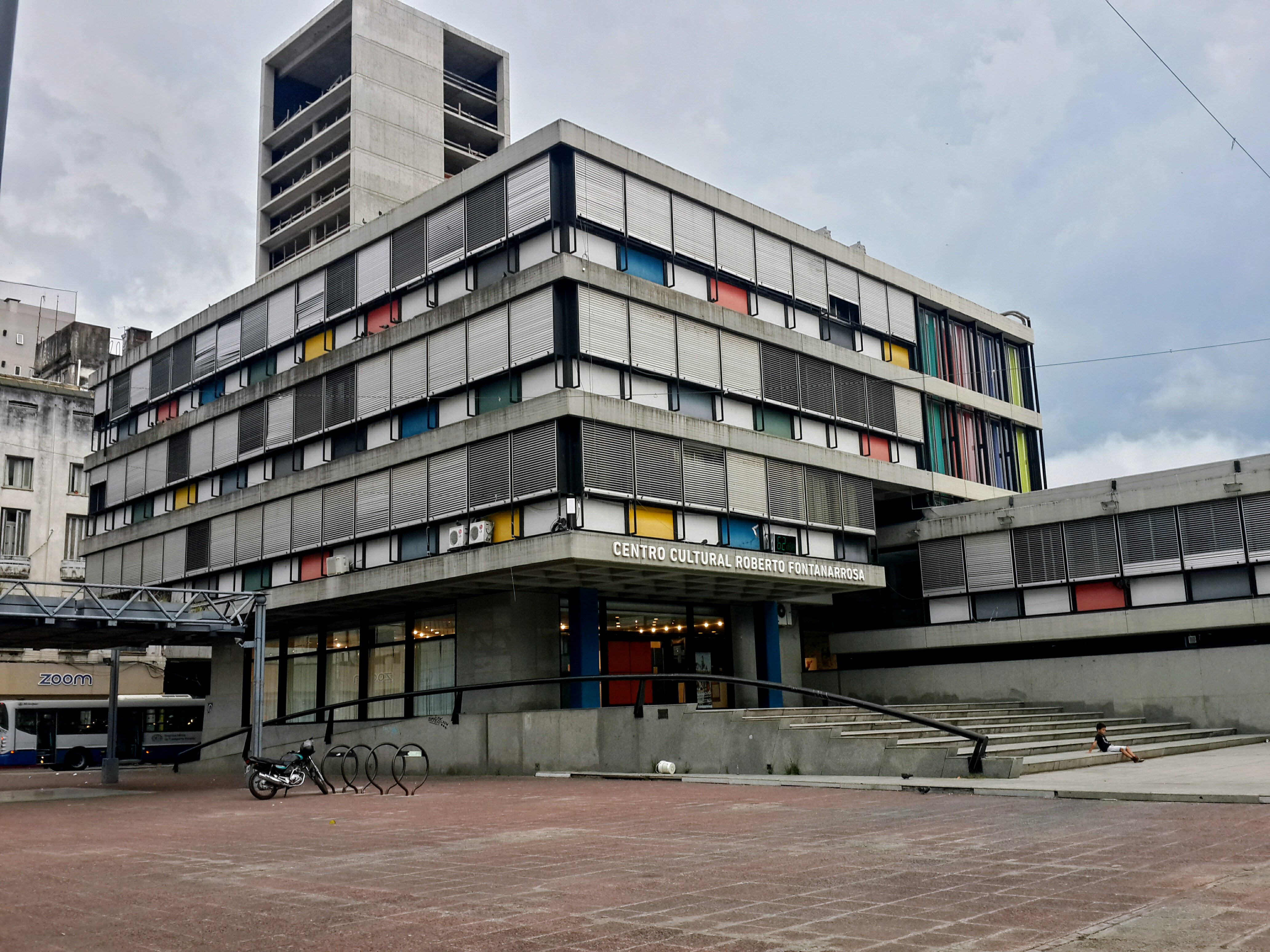 Fachada del Centro Cultural Roberto Fontanarrosa, frente a la plaza Montenegro de Rosario, fotografiada el 13 de enero de 2018. Imagen de archivo de la sede, no de la Feria del Libro de 2026.