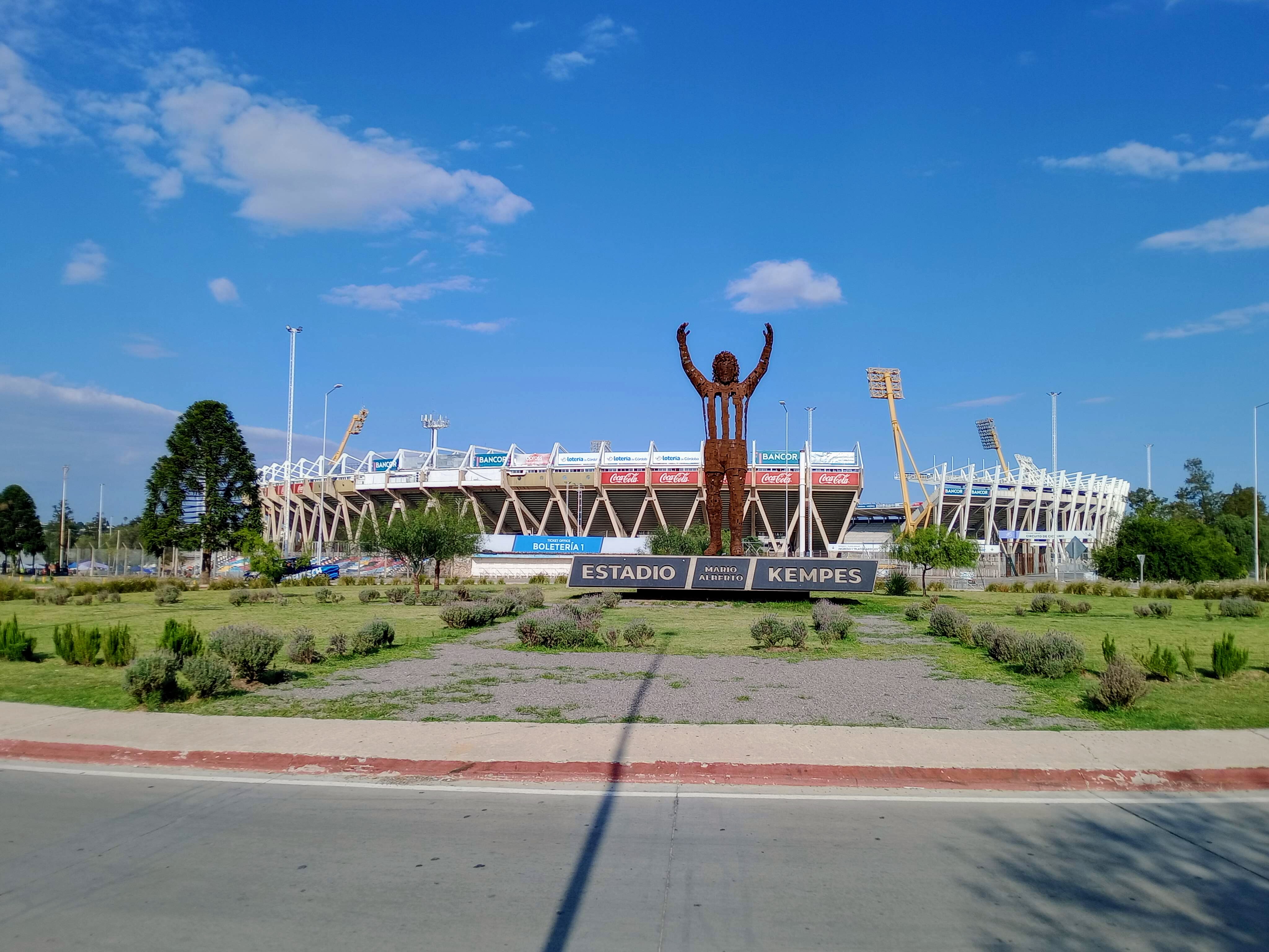 Acceso exterior del estadio Mario Alberto Kempes de Córdoba, con la fachada y su monumento delantero; fotografía de archivo del 23 de noviembre de 2024.