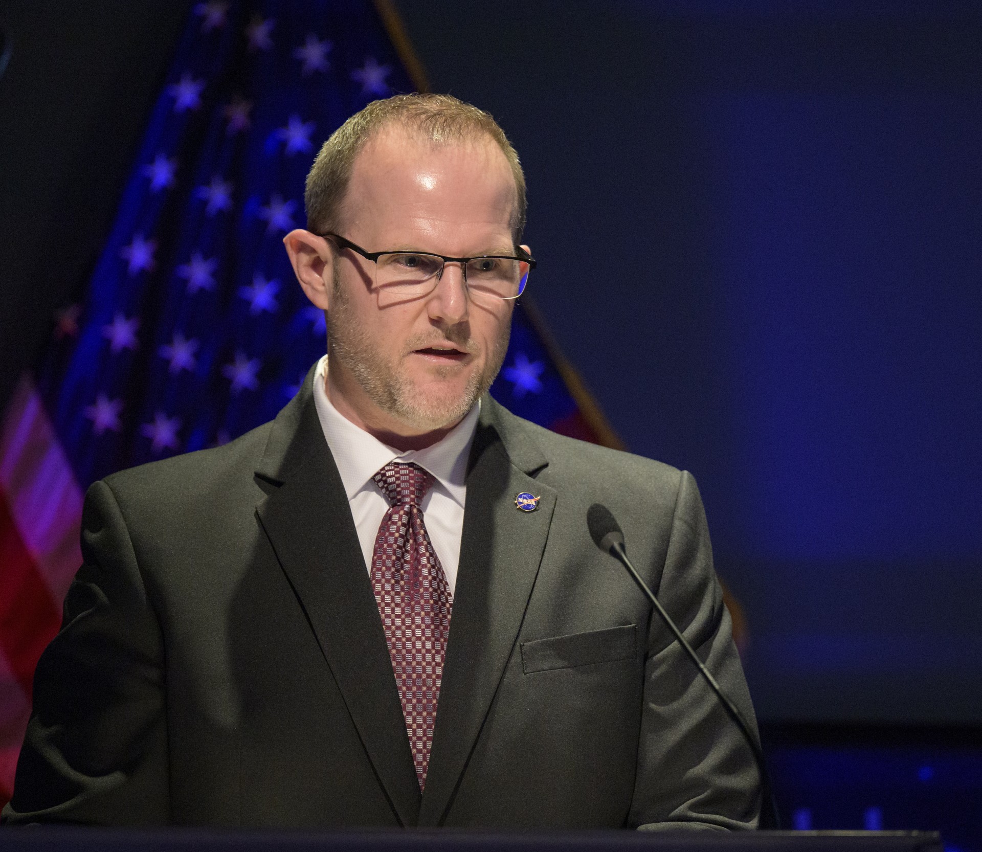 Archivo: Steve Sinacore, responsable del programa nuclear espacial de NASA, habla en Washington el24/03/2026. FotoNASA/Bill Ingalls; no corresponde al anuncio contractual deoctubre.