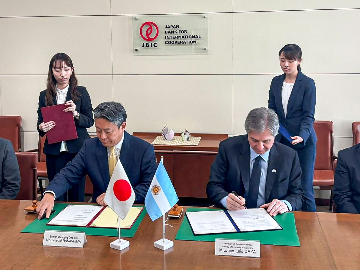 José Luis Daza y un representante de JBIC firman documentos en Tokio; imagen publicada por Economía el 19 de octubre de 2026.