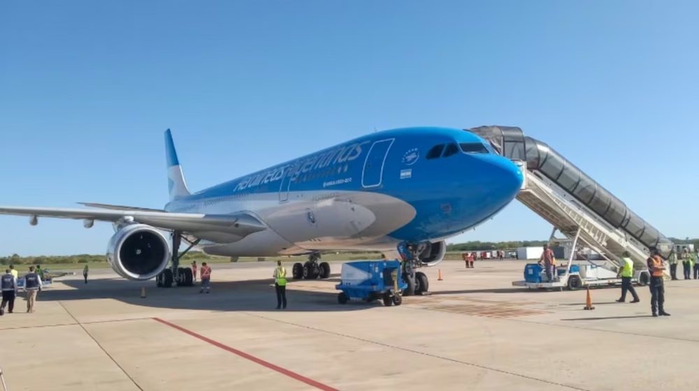 Avión de Aerolíneas Argentinas en tierra, imagen ilustrativa