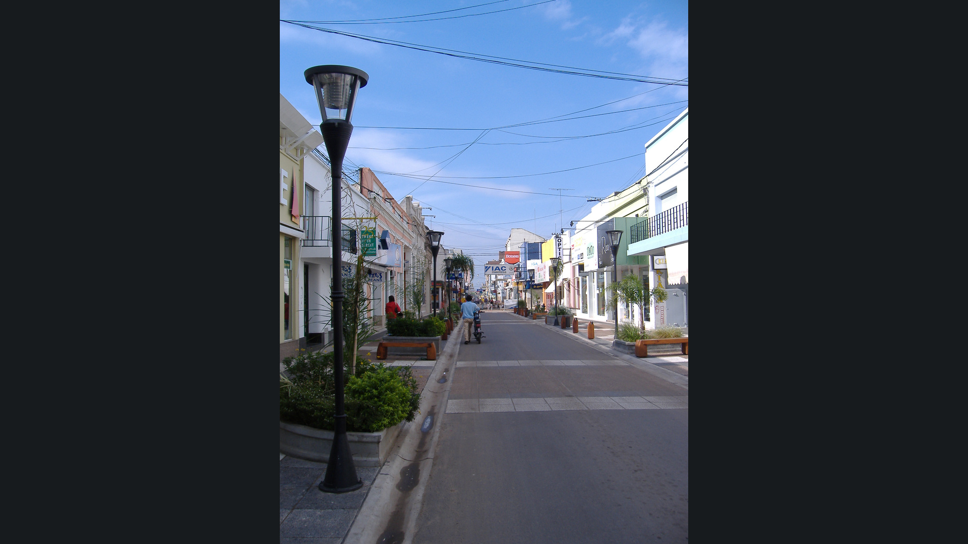 Calle 25 de Mayo de Gualeguaychú, Entre Ríos, en una fotografía de archivo tomada el 12 de julio de 2006. Ilustra una de las ciudades alcanzadas; no identifica inmuebles fiscalizados.