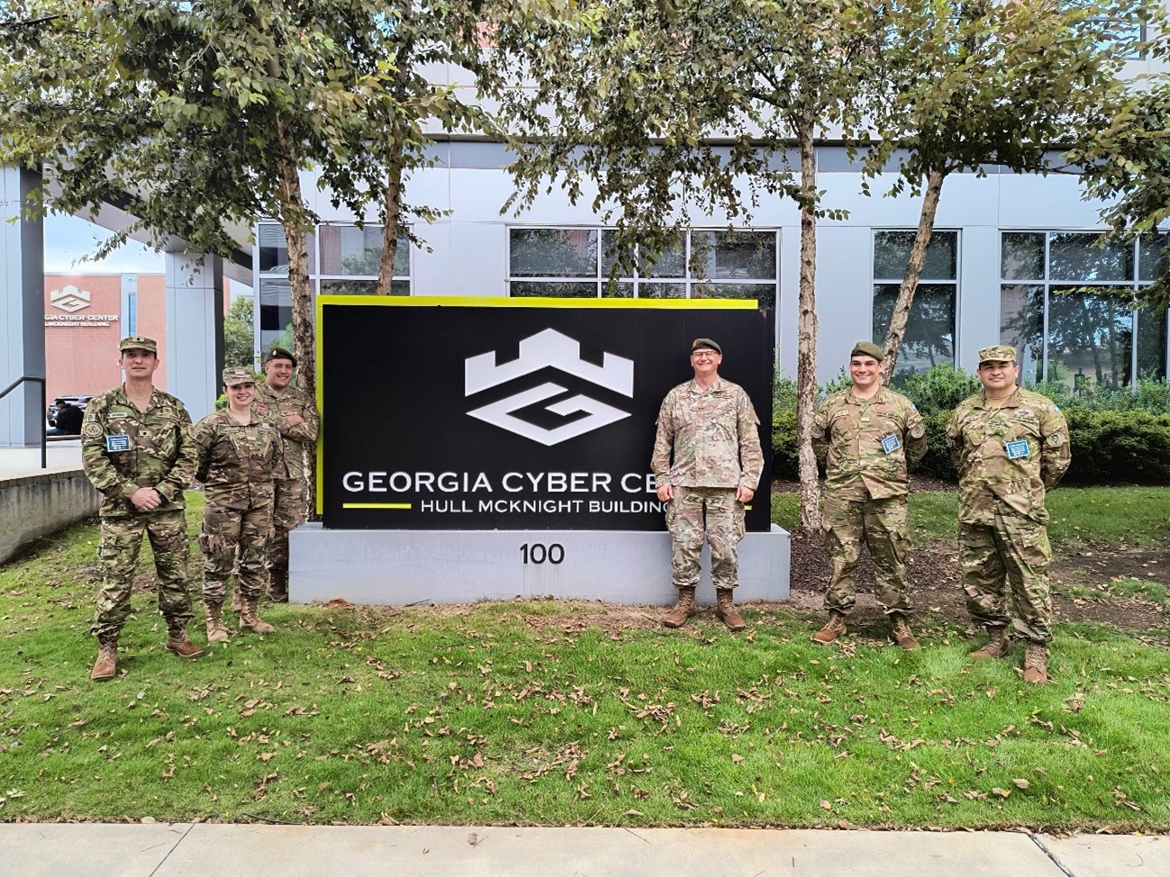 Militares frente al Georgia Cyber Center, durante el ejercicio Cyber Dawg 2026. Fotografía difundida por el Estado Mayor Conjunto; corresponde al entrenamiento de septiembre.