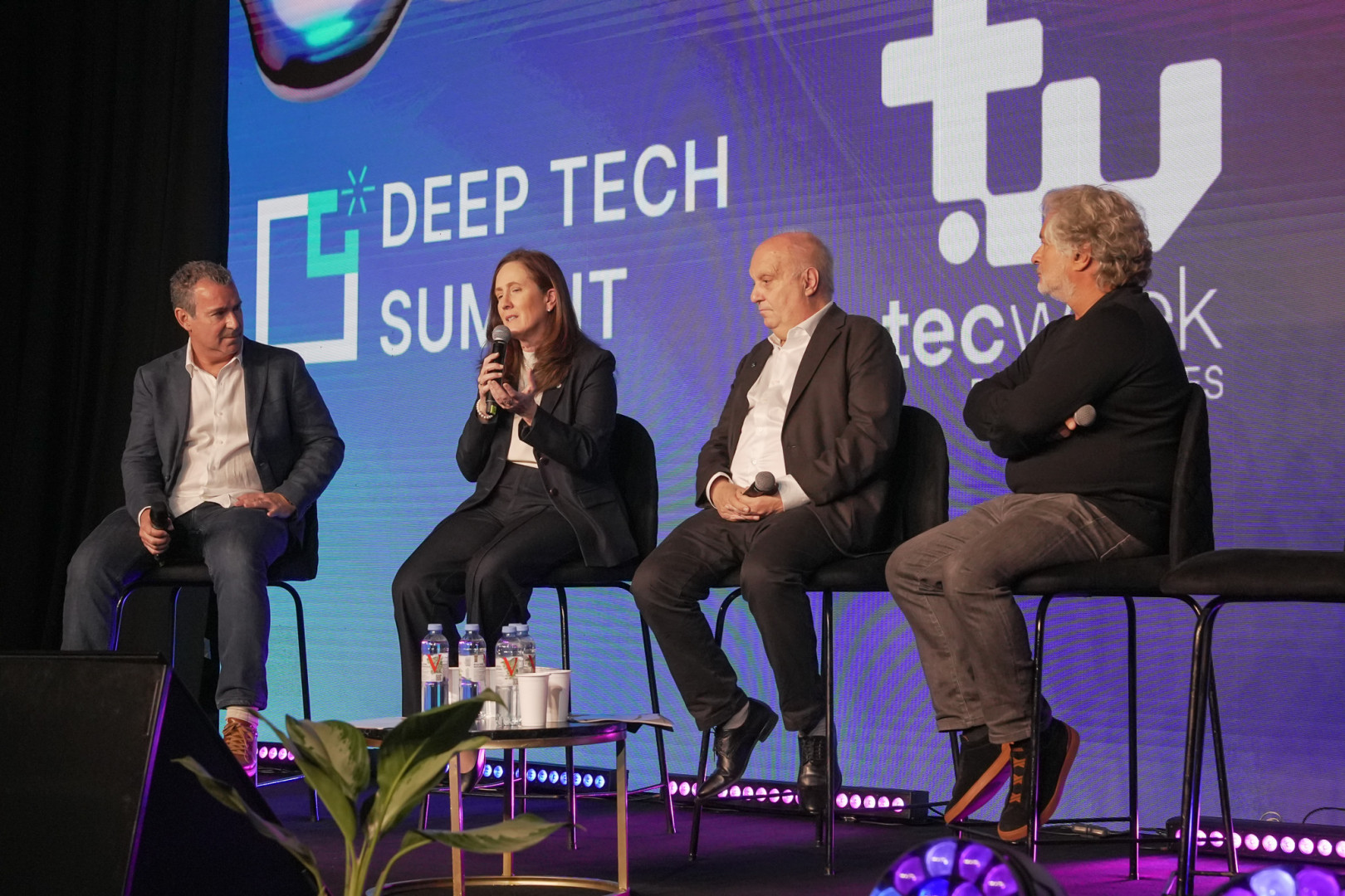 Panel inaugural del Deep Tech Summit en Buenos Aires, realizado el 20/10/2026. Adriana Baravalle interviene junto a otros panelistas.