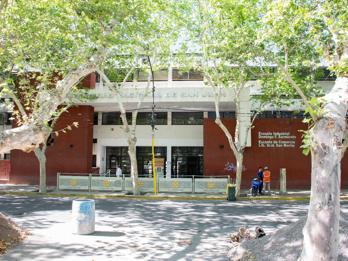 Fachada de las escuelas Industrial Domingo Faustino Sarmiento y de Comercio Libertador General San Martín. Imagen de archivo institucional; no corresponde a los futuros exámenes.