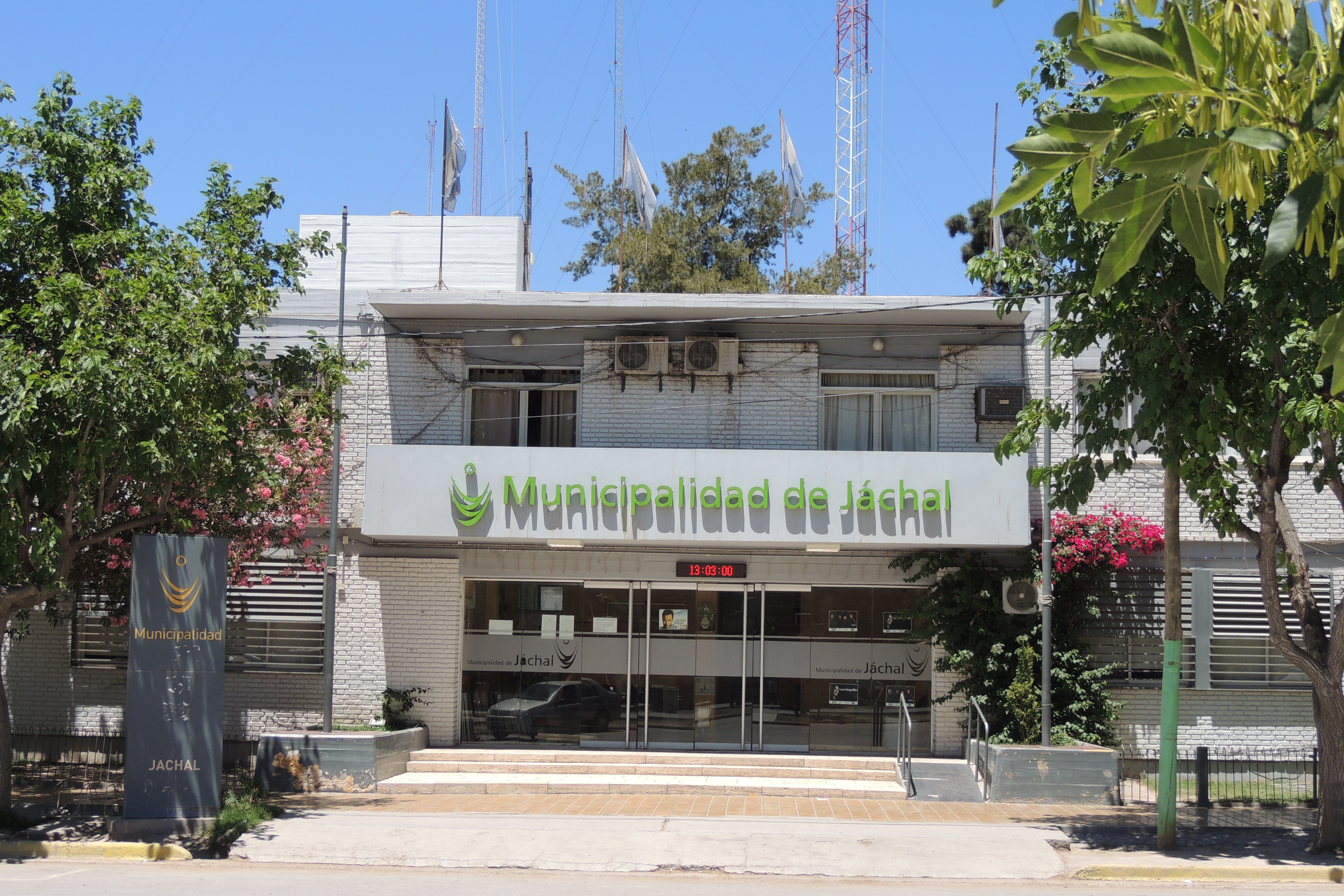 Fachada de la Municipalidad de Jáchal, fotografiada el 19 de noviembre de 2018; no muestra los puestos ni la fiesta de 2026.