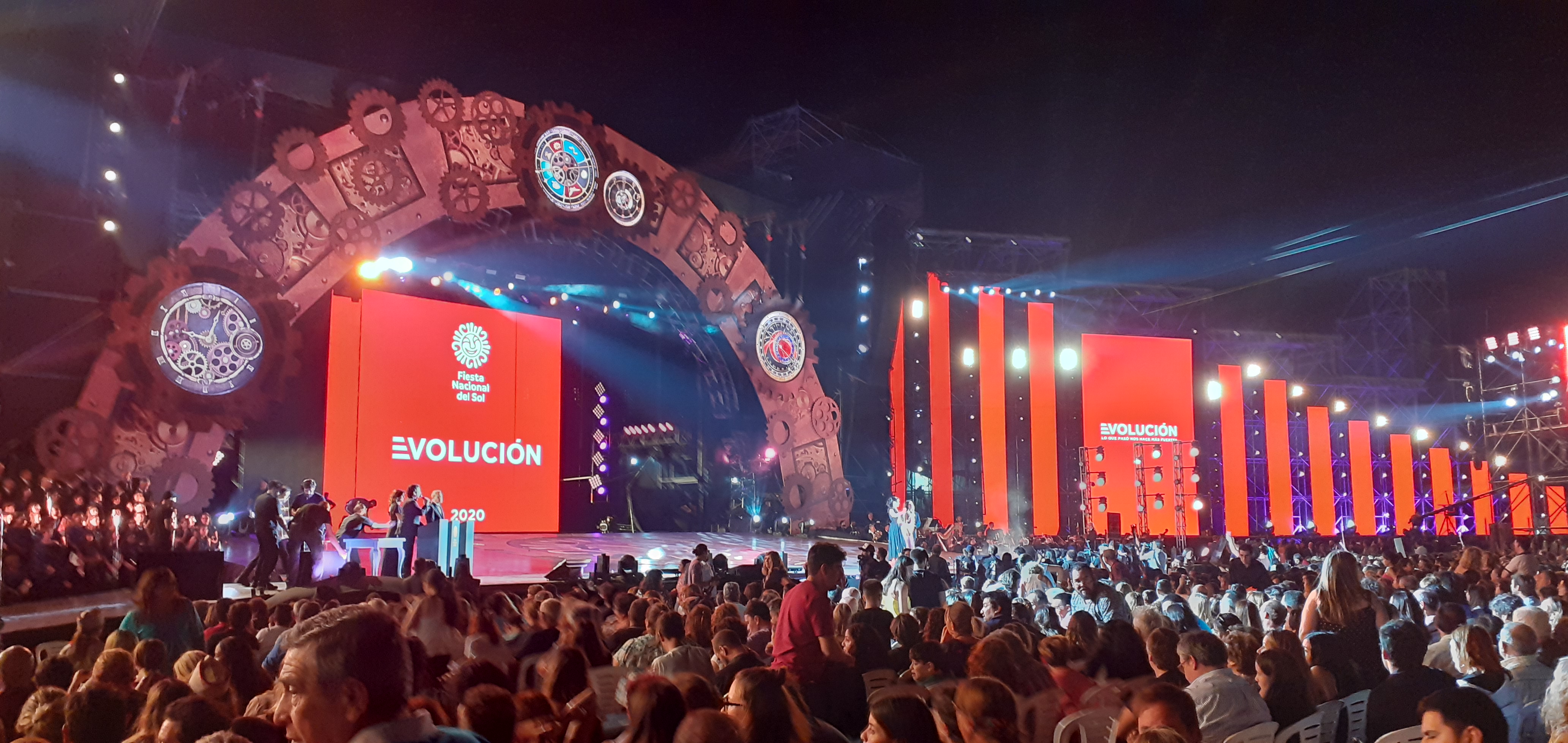 Escenario y público de la Fiesta Nacional del Sol 2020; fotografía de archivo de Enrique Guardia, ajena a las audiciones de 2026.