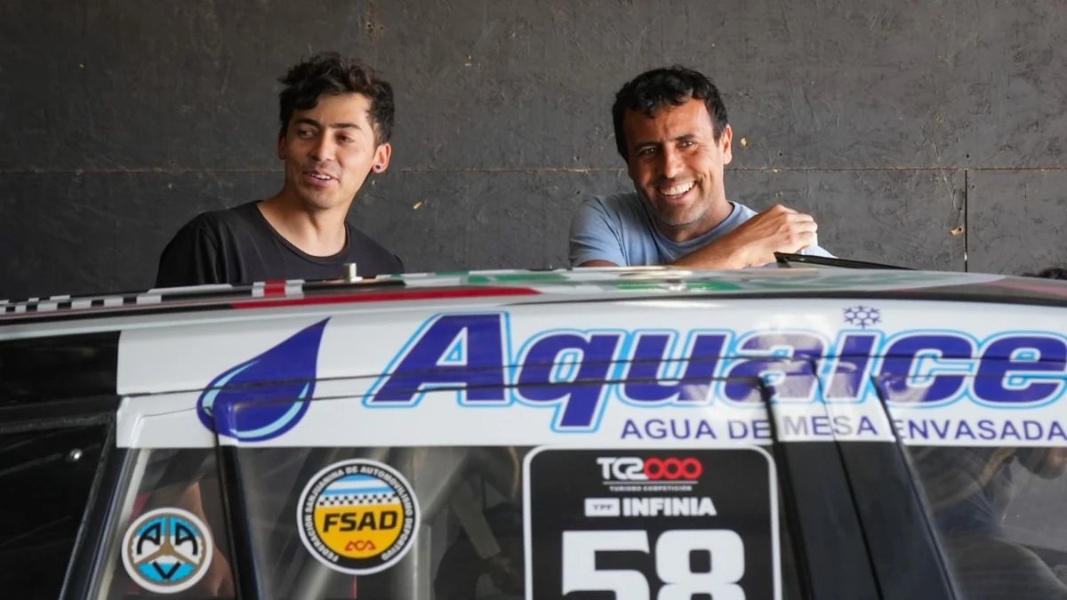 Ponce de León y Henry Martin junto al auto de TC2000