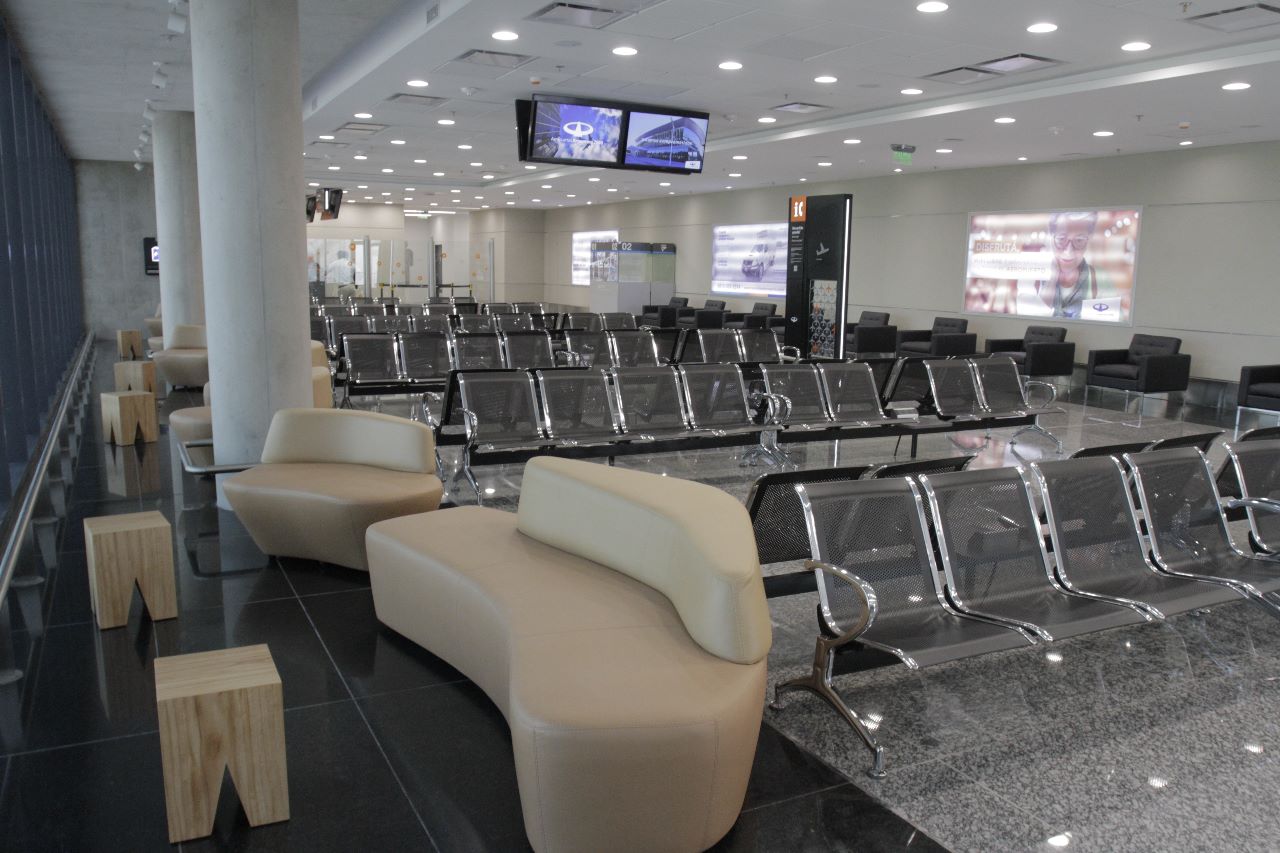 Vista de archivo de una sala de la terminal del Aeropuerto Domingo Faustino Sarmiento, en San Juan. Imagen de las instalaciones publicada por ORSNA; no registra el arribo de la Selección del 19 de octubre.
