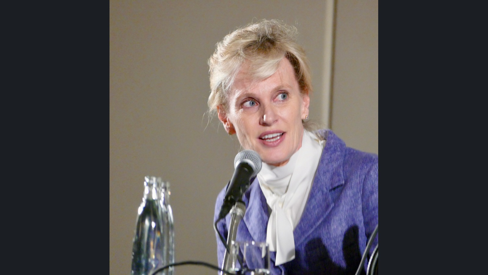 Siri Hustvedt en Haus der Kunst, Múnich, el 9 de junio de 2015. Fotografía de archivo de Amrei-Marie; no corresponde al Festival Borges 2026. Imagen íntegra, ajustada proporcionalmente con márgenes neutros a 16:9.