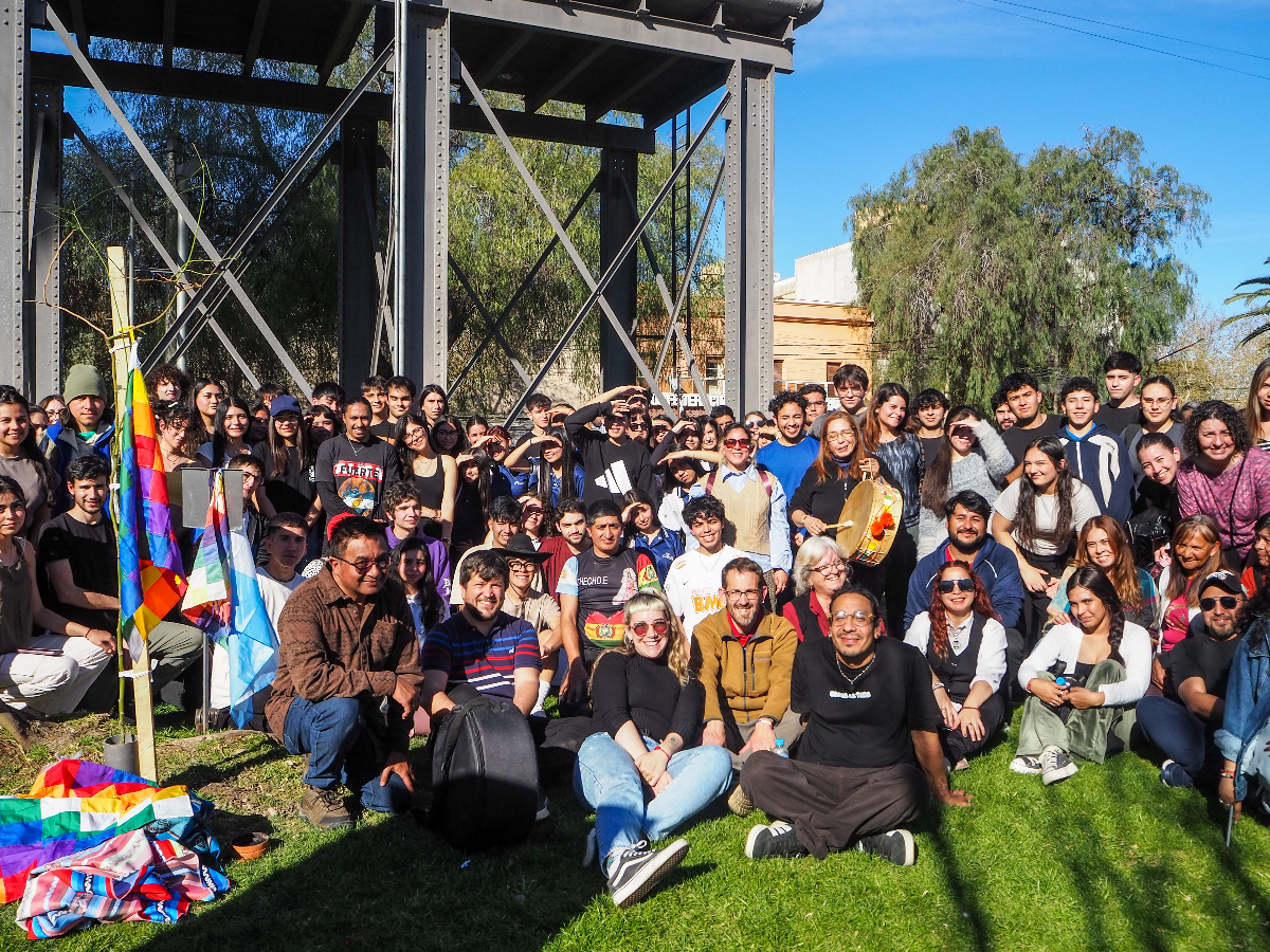 Grupo participante de una actividad vinculada al Programa Universitario de Asuntos Indígenas. Foto de archivo difundida por la UNSJ; fecha de toma no informada. No corresponde al acto anunciado para el 5 de noviembre.