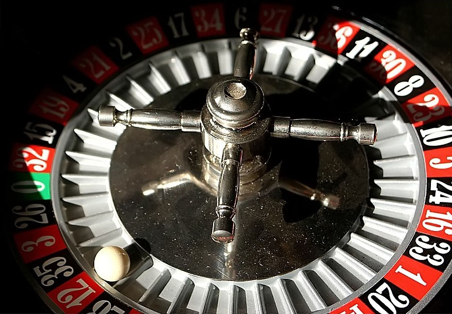Primer plano de una ruleta con una bola: fotografía de archivo ilustrativa, sin relación con una sala sanjuanina identificada.