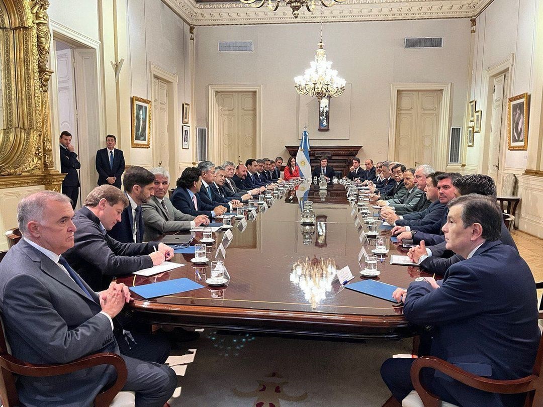 Javier Milei y gobernadores reunidos en Casa Rosada el 19 de diciembre de 2023. Fotografía de archivo; no registra las negociaciones de octubre de 2026.