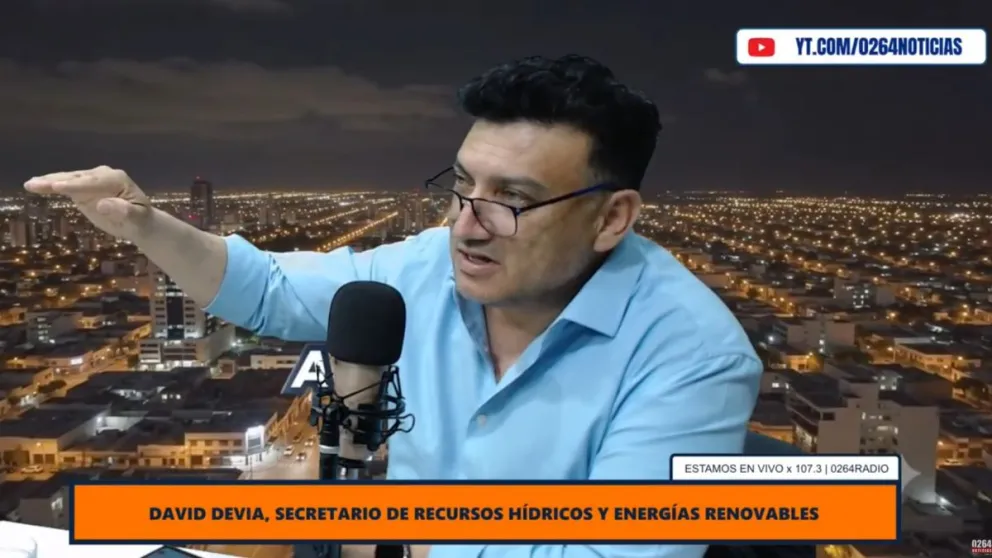 David Devia durante su entrevista en el estudio de 0264 Radio, imagen publicada con la nota del 25 de octubre de 2026. No muestra trabajos de recarga en el río.