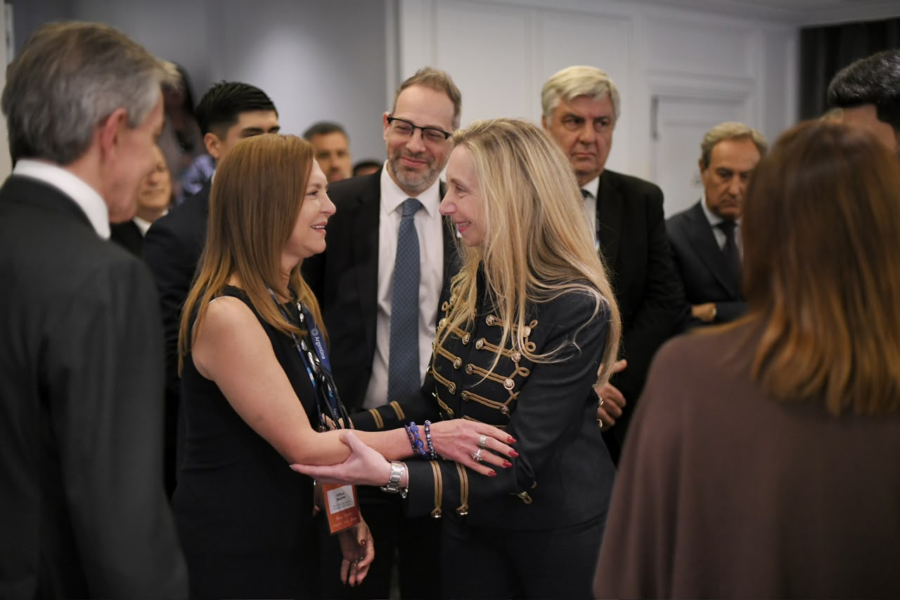 Karina Milei saluda a una participante durante la ronda de negocios Argentina B2B Week en París, el 2 de octubre de 2026.
