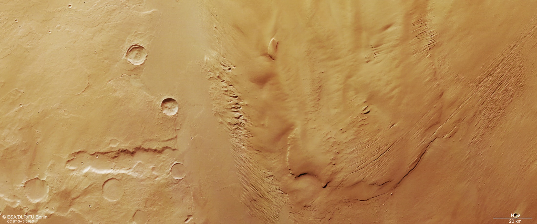 Imagen orbital en color de Amazonis Mensa en Marte, captada por Mars Express el 14 de junio de 2026 y difundida el 14 de octubre: crestas erosionadas, cráteres y superficies lisas.