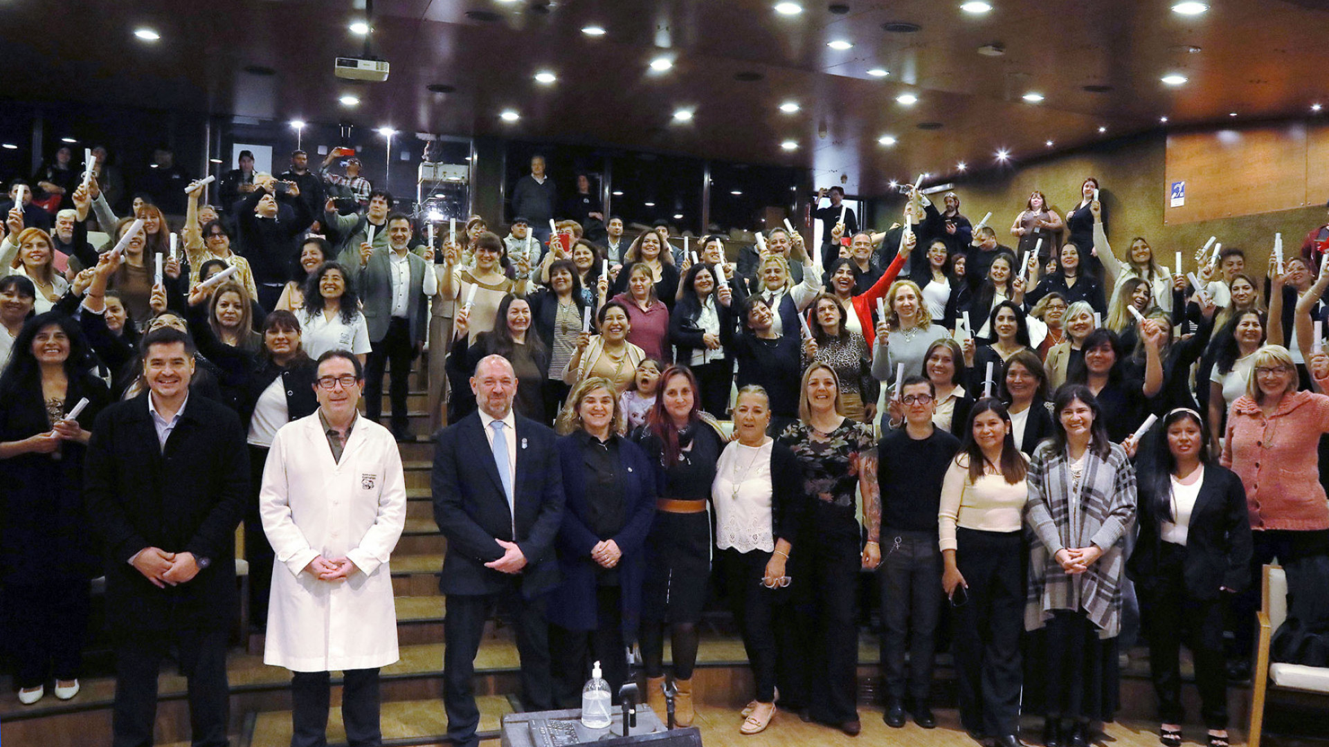 Profesionales con diplomas en la entrega de certificaciones de enfermería difundida por el Ministerio de Salud el 22 de octubre de 2026.