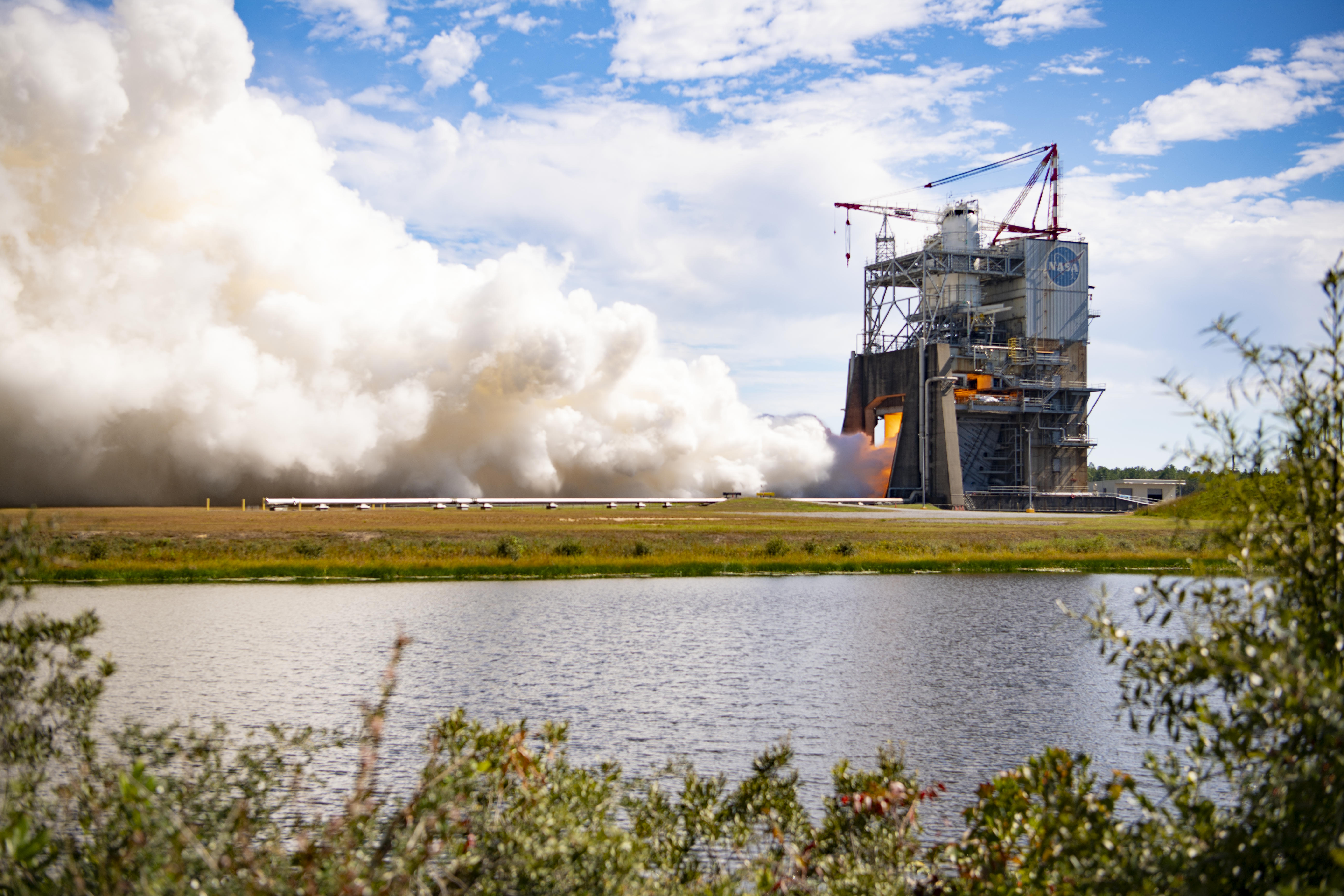 Encendido del motor de desarrollo RS-25 número 10001 en el banco Fred Haise del Centro Espacial Stennis, Mississippi, el 21 de octubre de 2026. Fotografía real del ensayo terrestre.