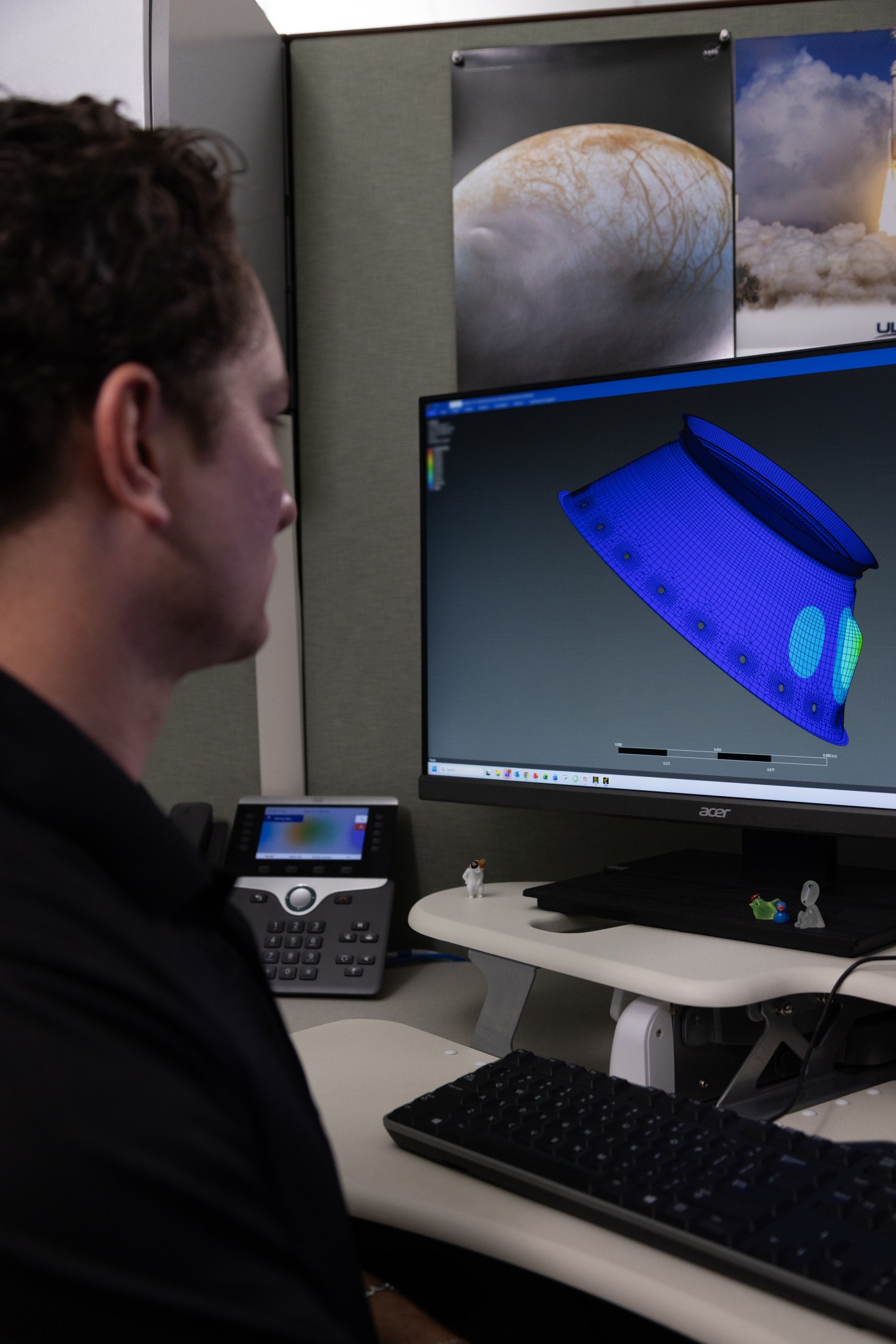 Stirling Allen, del Grupo de Entornos Dinámicos de NASA Kennedy, observa en una pantalla un modelo estructural utilizado para el análisis de vibraciones. Fotografía difundida por NASA el 19 de octubre de 2026.