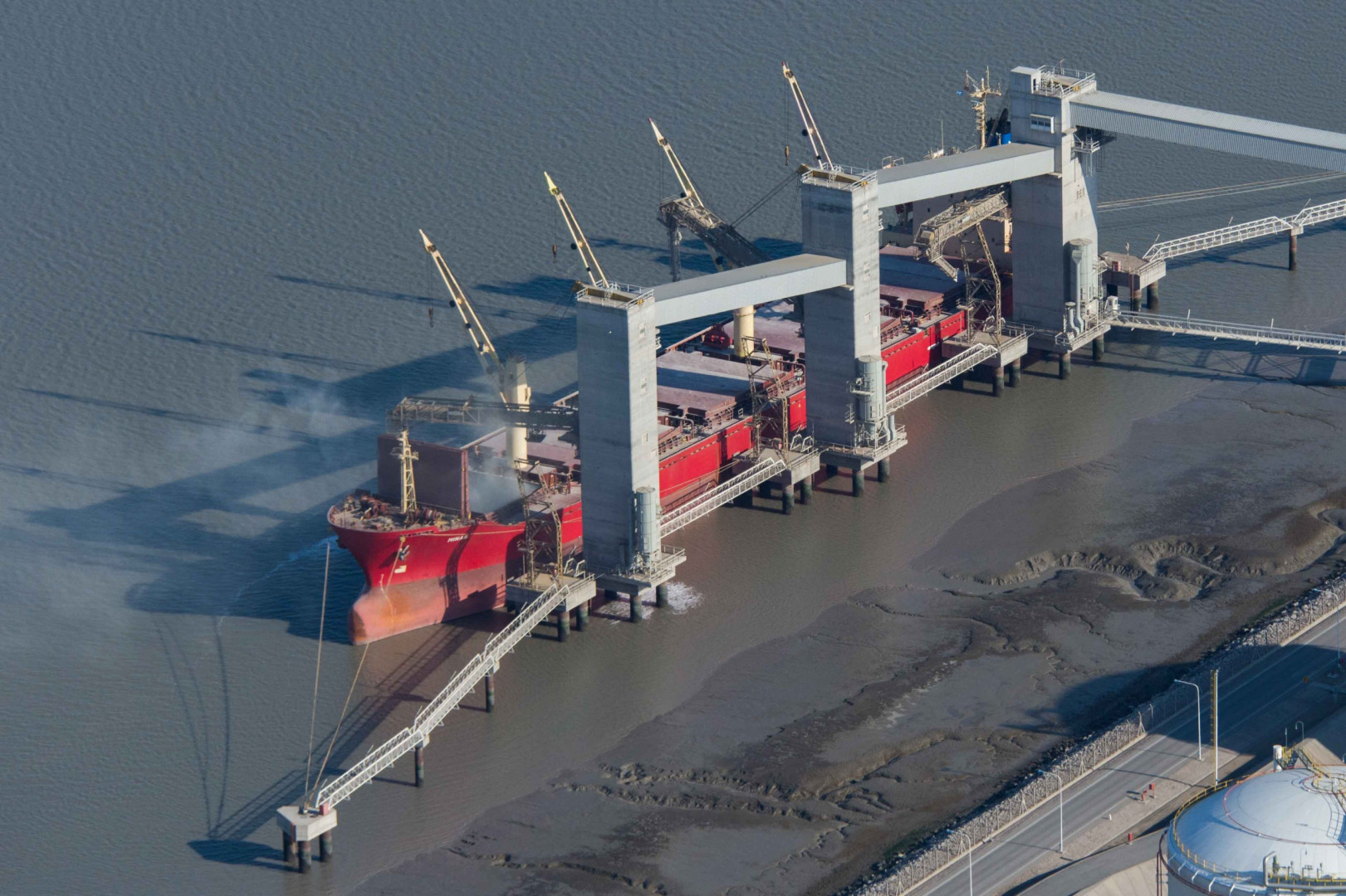 Buque granelero junto a una terminal de carga, en la fotografía difundida por Agricultura para su balance exportador del 21 de octubre de 2026. No se informa fecha de captura.