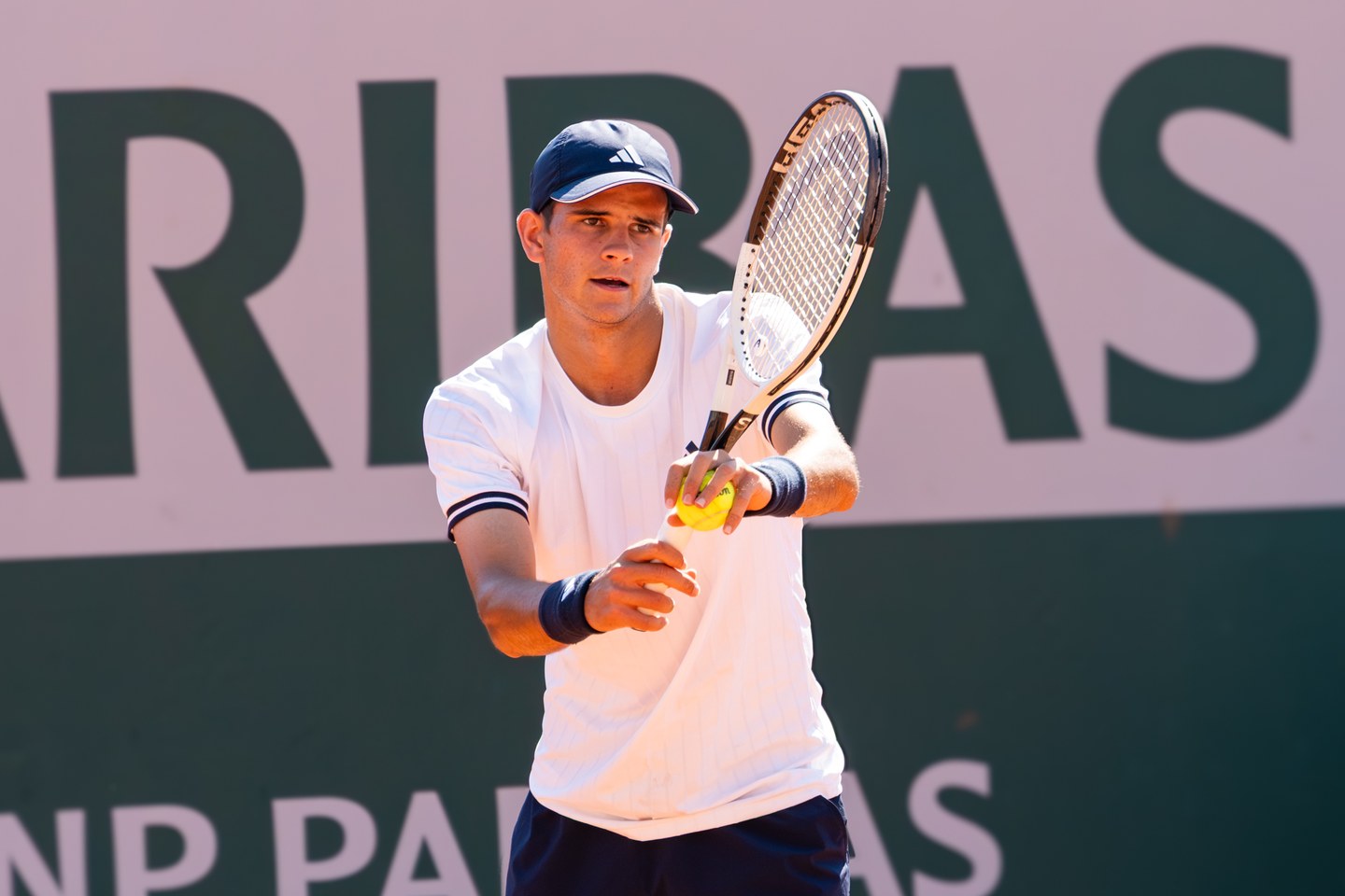 Rafael Jódar prepara el saque en Roland Garros 2026, en una fotografía de archivo. No corresponde al partido en Shanghái.