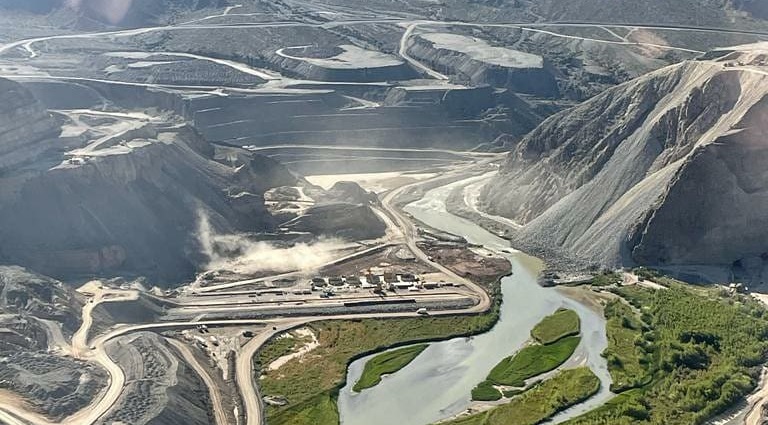 Vista de archivo del río y de los movimientos de suelo en el complejo El Tambolar, publicada el 26 de febrero de 2021. No muestra el avance de octubre de 2026.