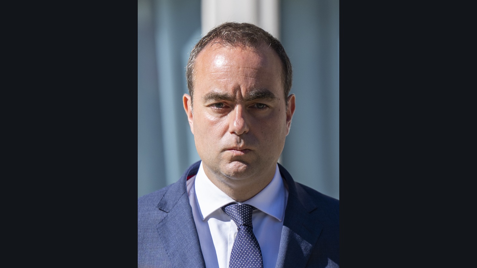 Sébastien Lecornu en París el 7/06/2024, cuando era ministro de las Fuerzas Armadas. Retrato de archivo recortado previamente en Wikimedia Commons; ajuste proporcional con márgenes oscuros, sin nuevo recorte. No corresponde al debate de 2026.