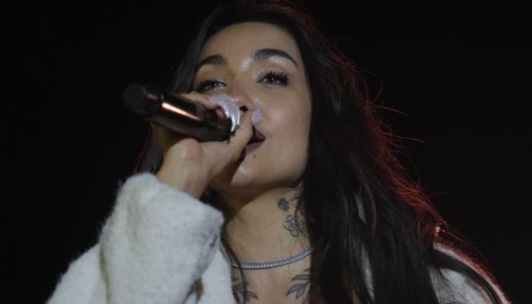 María Becerra canta durante la presentación de Quimera en Buenos Aires, en noviembre de 2025. Fotografía de archivo; no corresponde a la gala de los Martín Fierro de la Música.