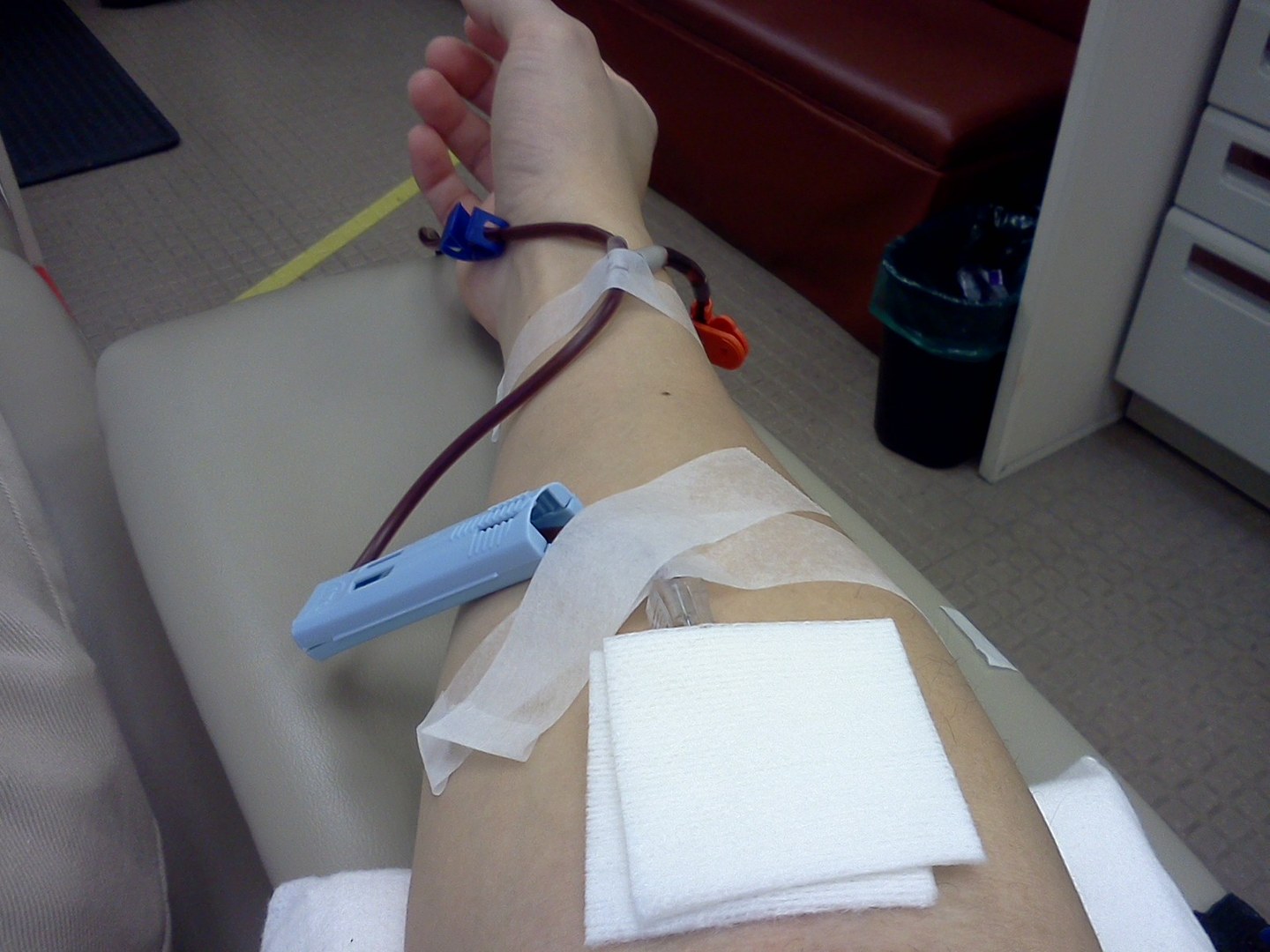 Brazo durante una donación de sangre. Fotografía de archivo de 2012, ajena al operativo anunciado en Rawson.