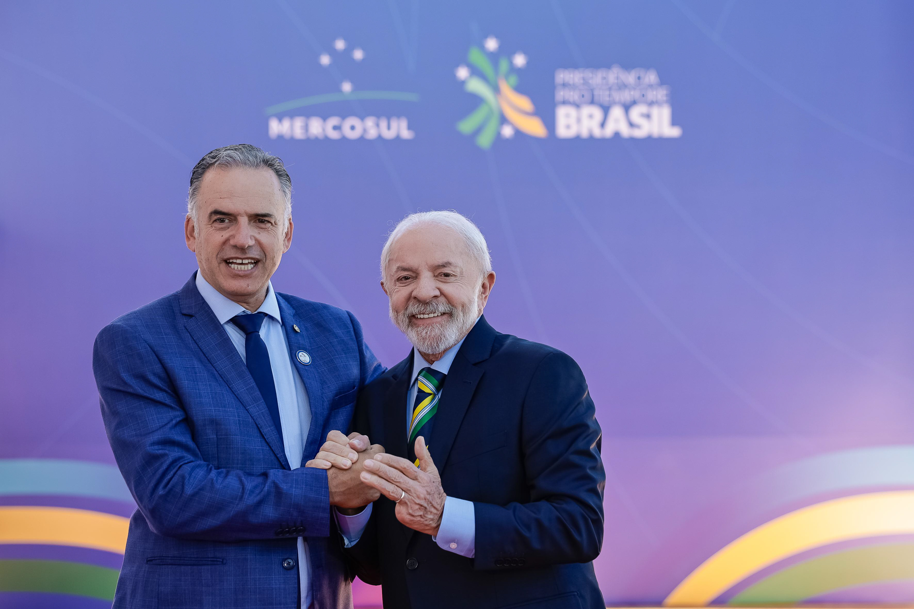 Yamandú Orsi, a la izquierda, junto a Luiz Inácio Lula da Silva en la cumbre del Mercosur de Foz do Iguaçu, el 20 de diciembre de 2025. Foto de archivo.