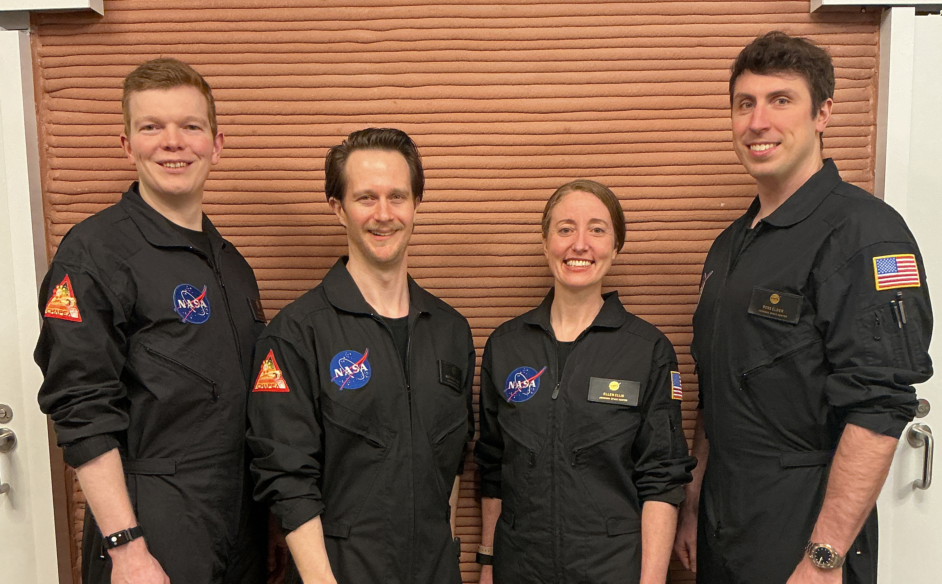 James Spicer, Matthew Montgomery, Ellen Ellis y Ross Elder, de izquierda a derecha, en el hábitat CHAPEA tras un año de aislamiento; fotografía difundida por NASA el 19 de octubre de 2026.