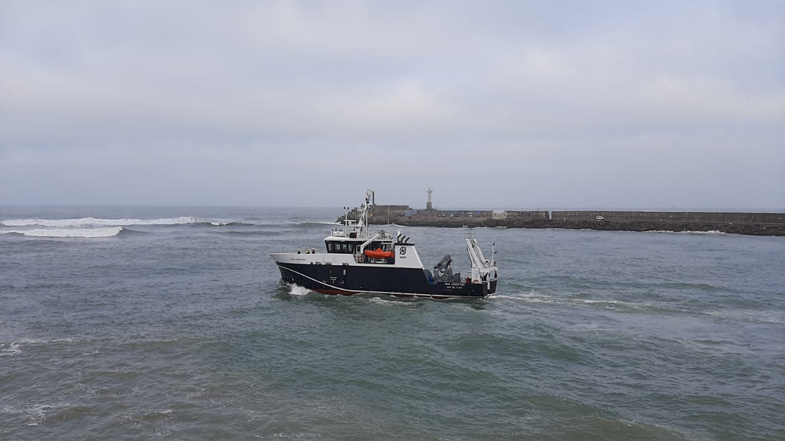 El buque Mar Argentino junto a la escollera, en una foto difundida por INIDEP. Fecha exacta de toma no informada; no se identifica como imagen de la partida del 13 de octubre.