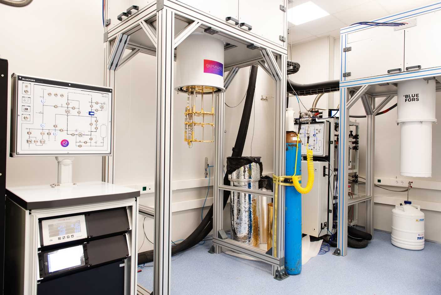 Fotografía de archivo del laboratorio de Qilimanjaro en su etapa inicial, con equipos de refrigeración y control. Publicada en febrero de 2021.