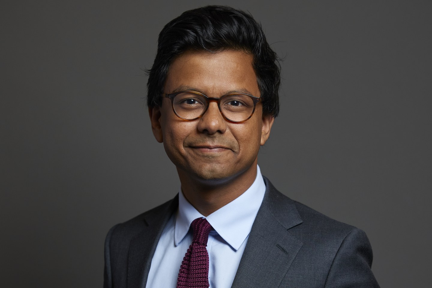 Kanishka Narayan en su retrato parlamentario de julio de 2024. Fotografía de archivo; no corresponde al anuncio de octubre de 2026.