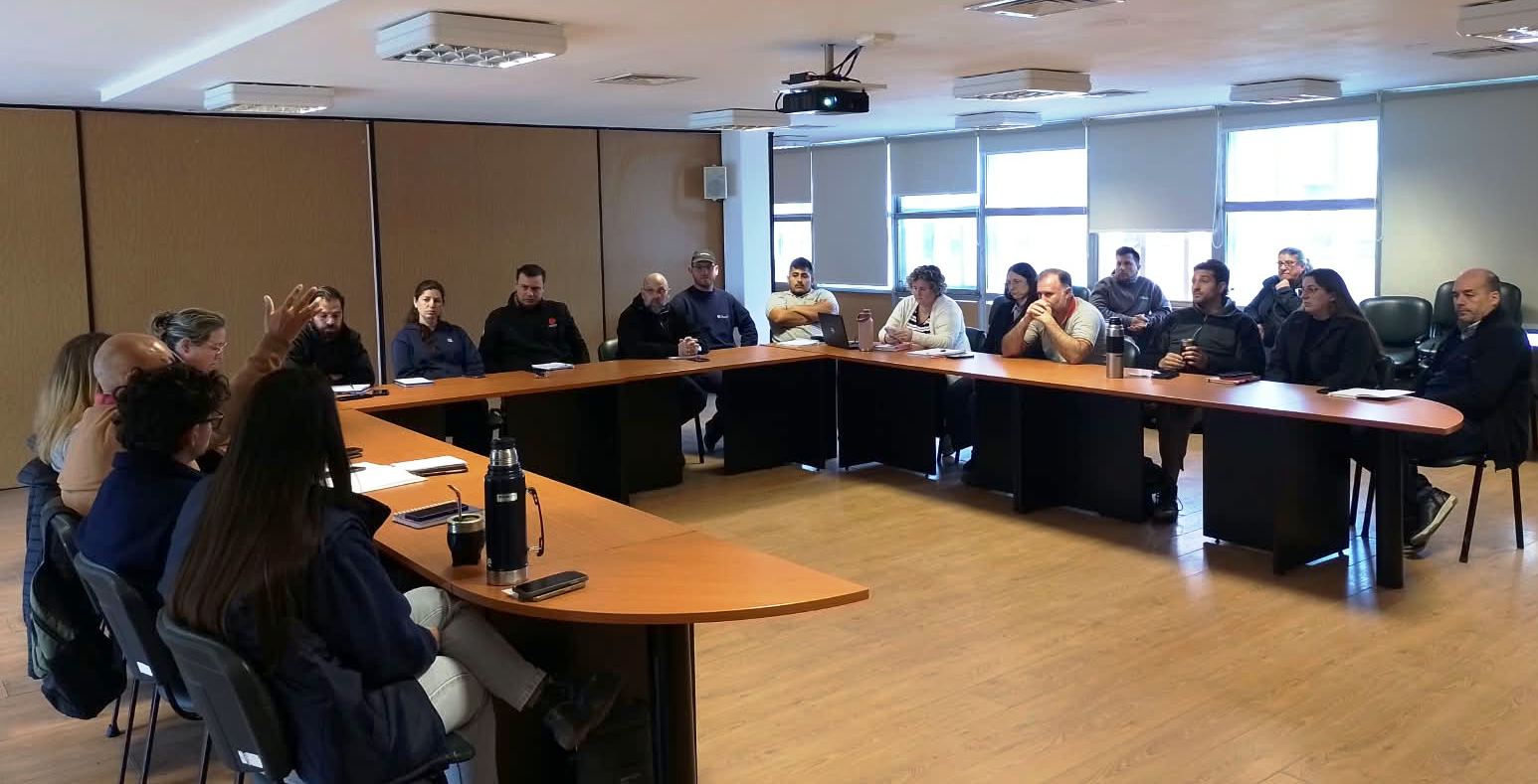 Reunión de técnicos y representantes del sector avícola en el INTA Concepción del Uruguay, difundida por Senasa el 23 de octubre de 2026. La fuente no precisa la fecha del encuentro.