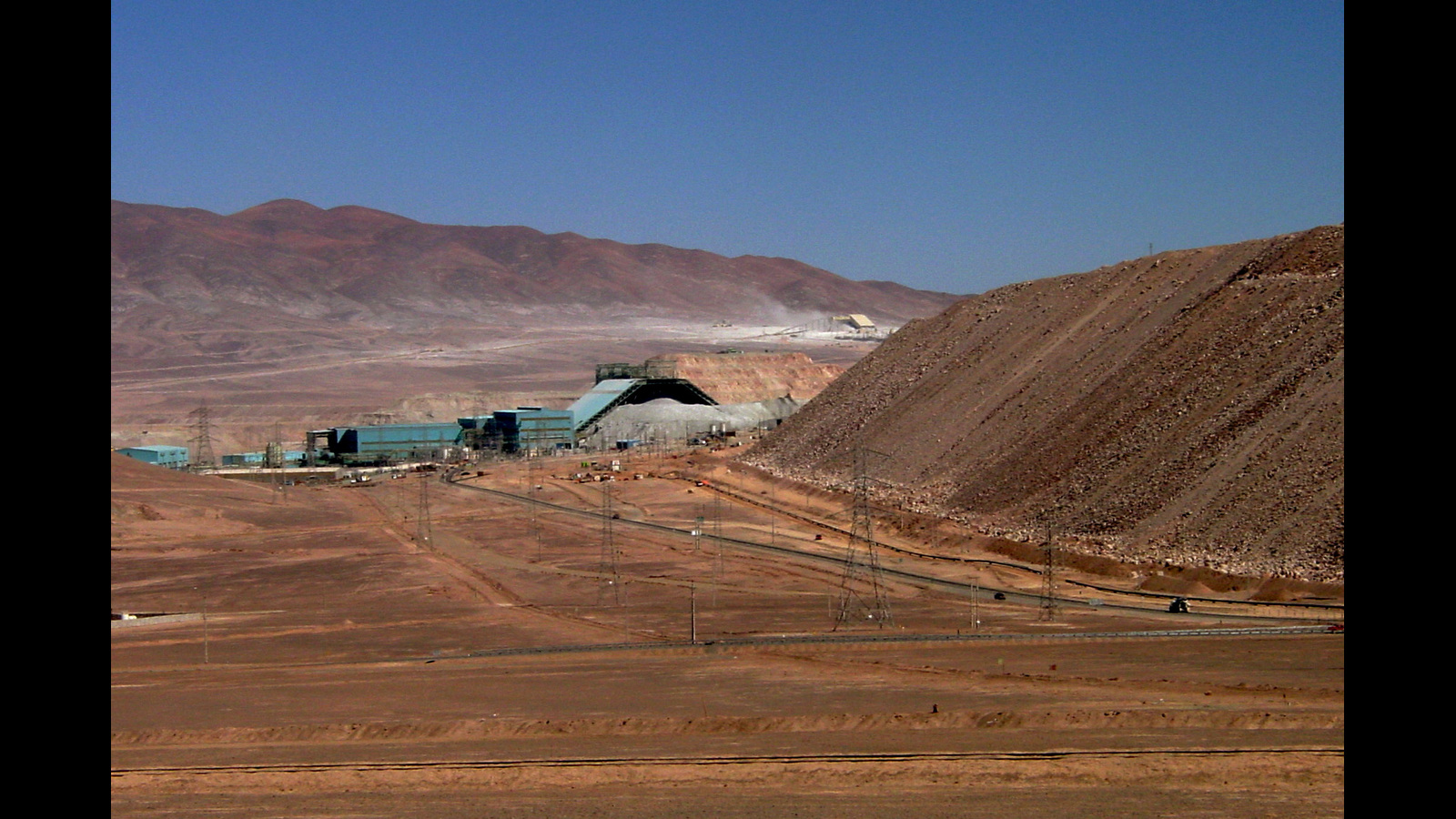 Plantas concentradoras Los Colorados, en primer plano, y Laguna Seca, al fondo, de la mina Escondida en Antofagasta, Chile. Fotografía de archivo del 25 de marzo de 2005; no muestra la negociación ni el estado actual de las instalaciones.