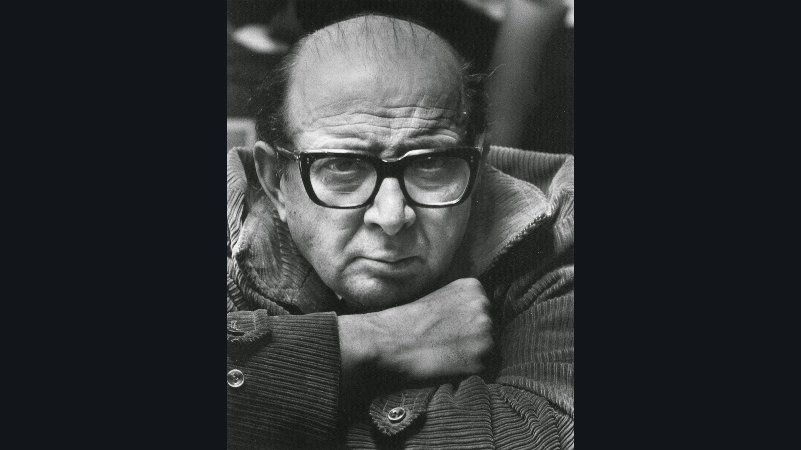 Retrato de archivo de Antonio Berni realizado por Anatole Saderman en 1971. Foto adaptada proporcionalmente a 1600×900 con márgenes oscuros, sin recorte; no corresponde a una actividad de 2026.