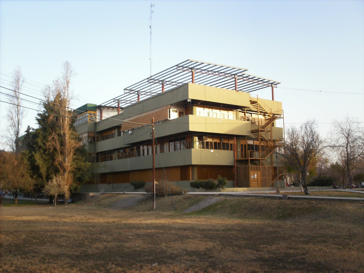 Edificio de la Facultad de Ciencias Exactas, Físicas y Naturales de la UNSJ, en el CUIM. Fotografía de archivo de 2011, con una ampliación entonces en obra.
