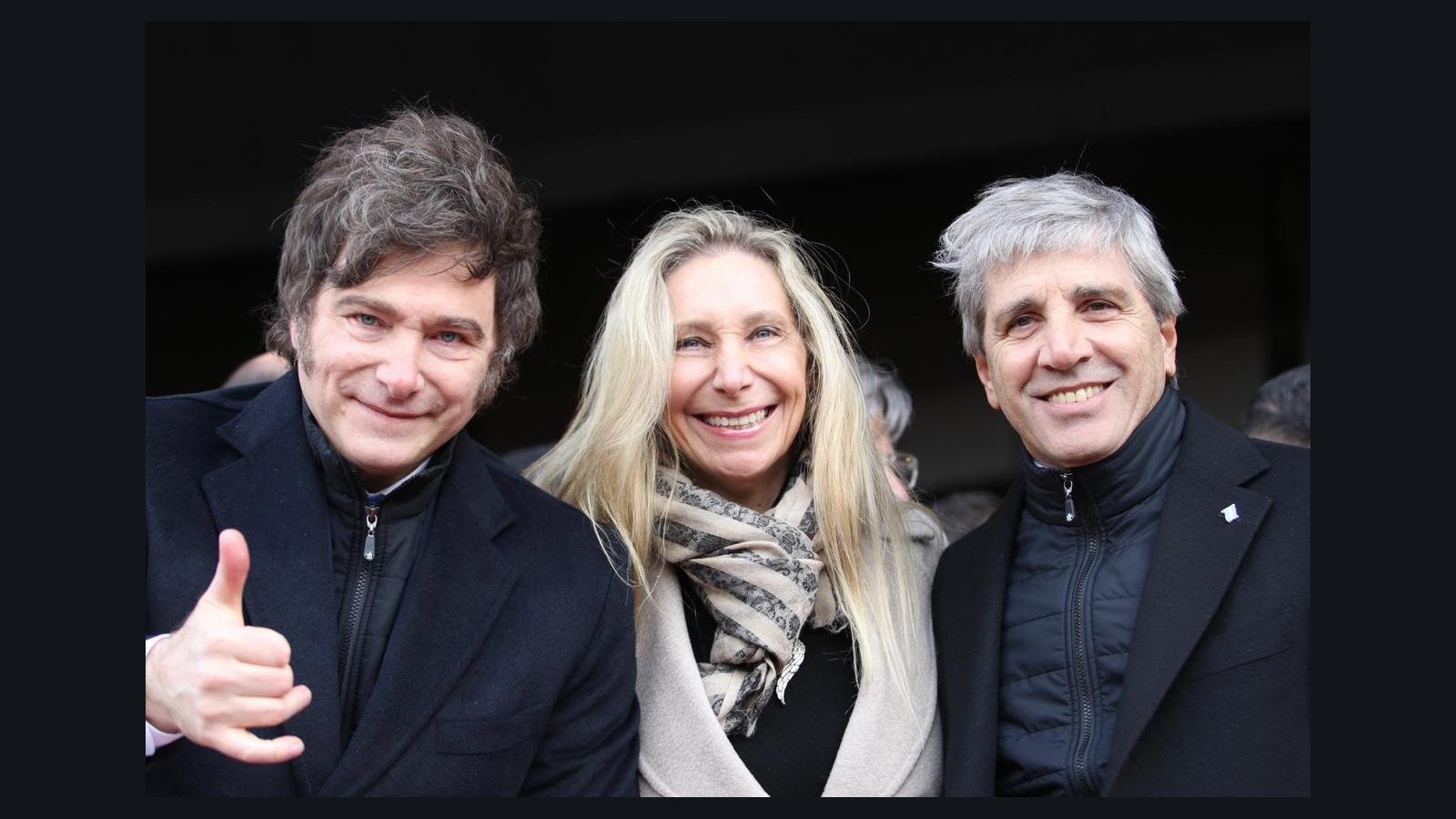 Javier Milei, Karina Milei y Luis Caputo en una fotografía de archivo fechada 28/07/2025 en la ficha de origen. Ajuste proporcional y márgenes oscuros a 1600×900, sin recorte; no registra la entrevista del 12/10/2026.