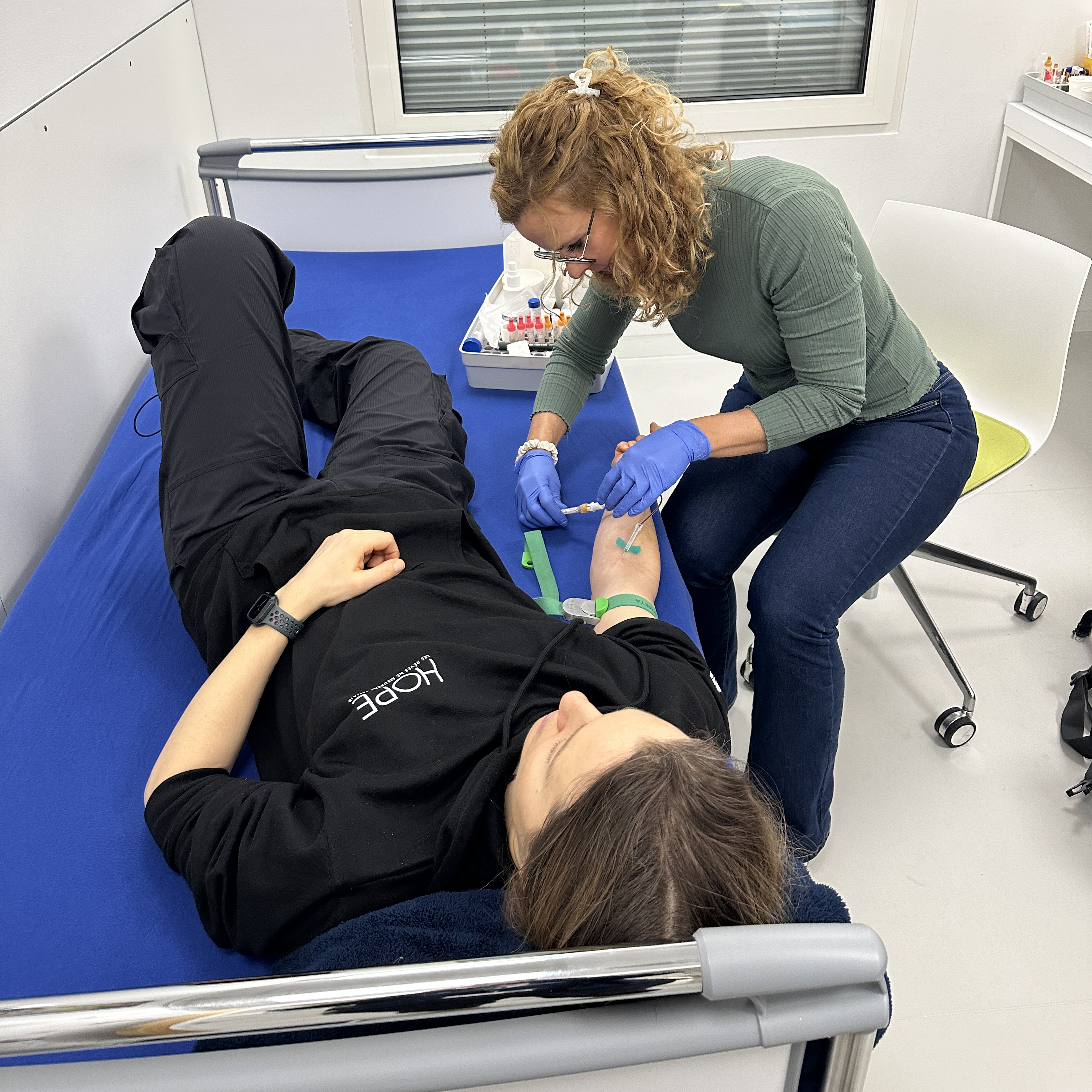 Sophie Adenot durante una extracción de sangre en los controles posteriores a su misión Epsilon. Imagen difundida por la ESA el 23 de octubre de 2026; fecha exacta de captura no publicada.