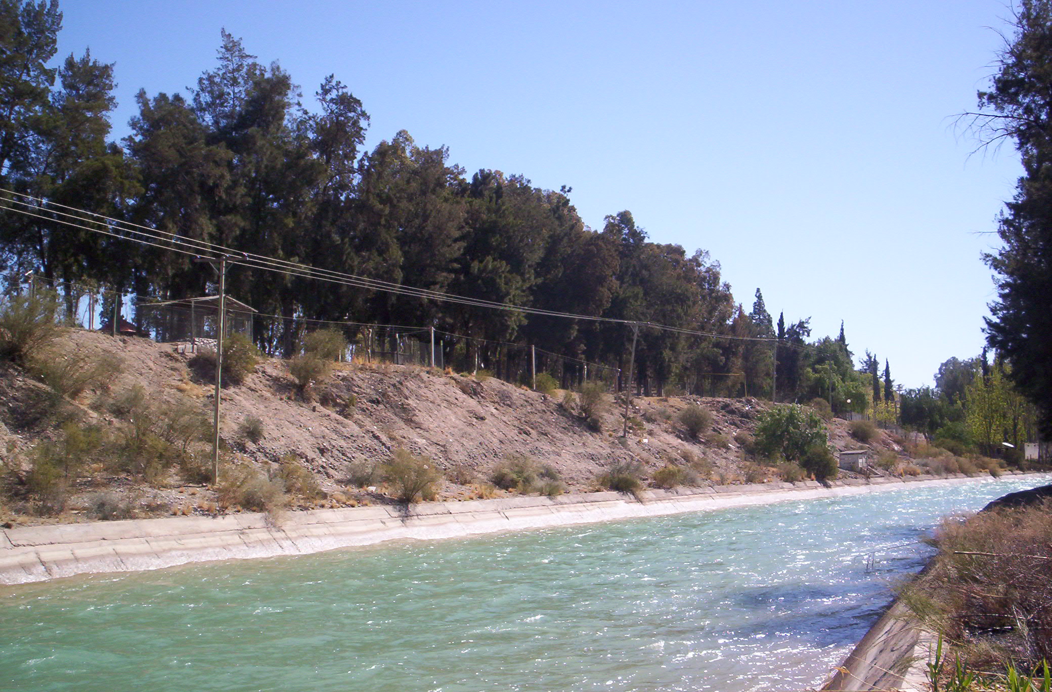 Canal de riego en Rivadavia, San Juan. Fotografía de archivo atribuida al 23 de noviembre de 2007 por su autor; no muestra la elección de octubre de 2026.