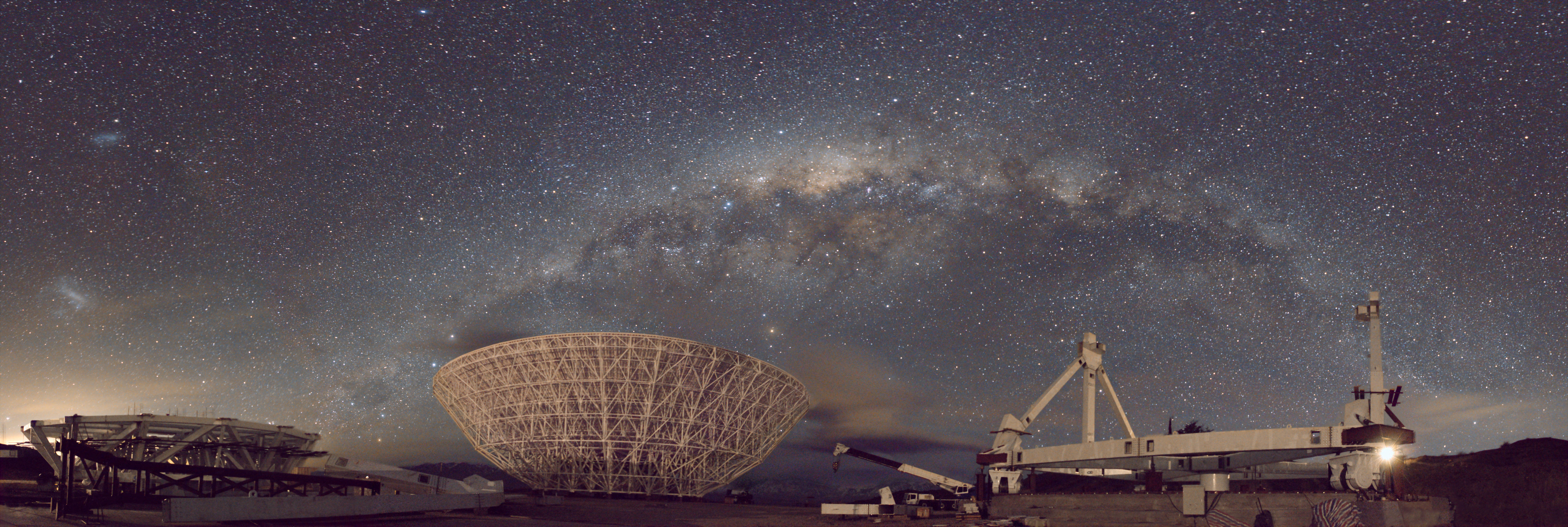 Fotografía de archivo del radiotelescopio CART durante su montaje en Calingasta, tomada el 1 de agosto de 2024 por Chimangolatino.