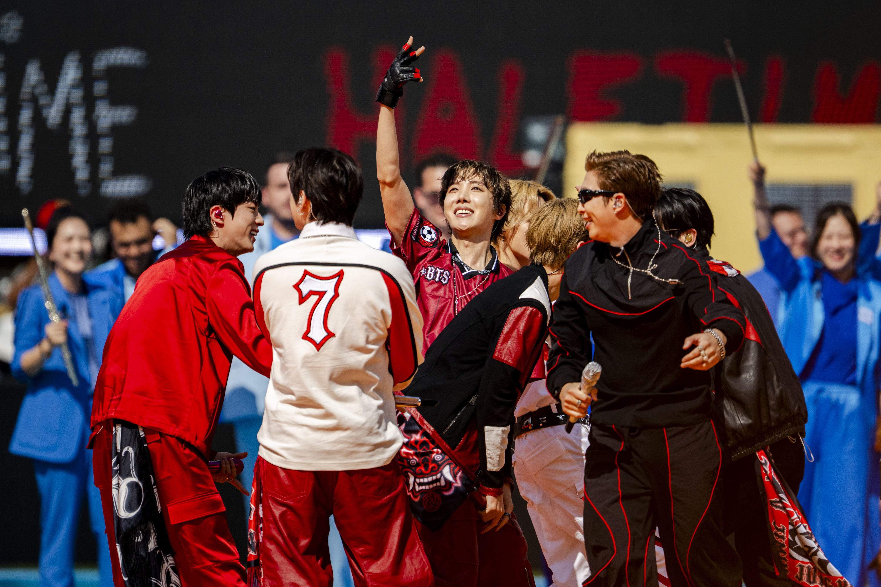 BTS actúa en el estadio MetLife de Nueva Jersey durante la final del Mundial, el 19 de julio de 2026. Fotografía de archivo, no de la llegada a Ezeiza.
