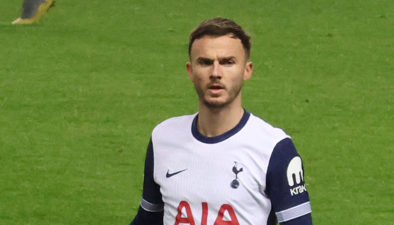 James Maddison con la camiseta de Tottenham en Ibrox el 12/12/2024, en un recorte horizontal de archivo. No registra el partido ante Coventry del 19/10/2026.