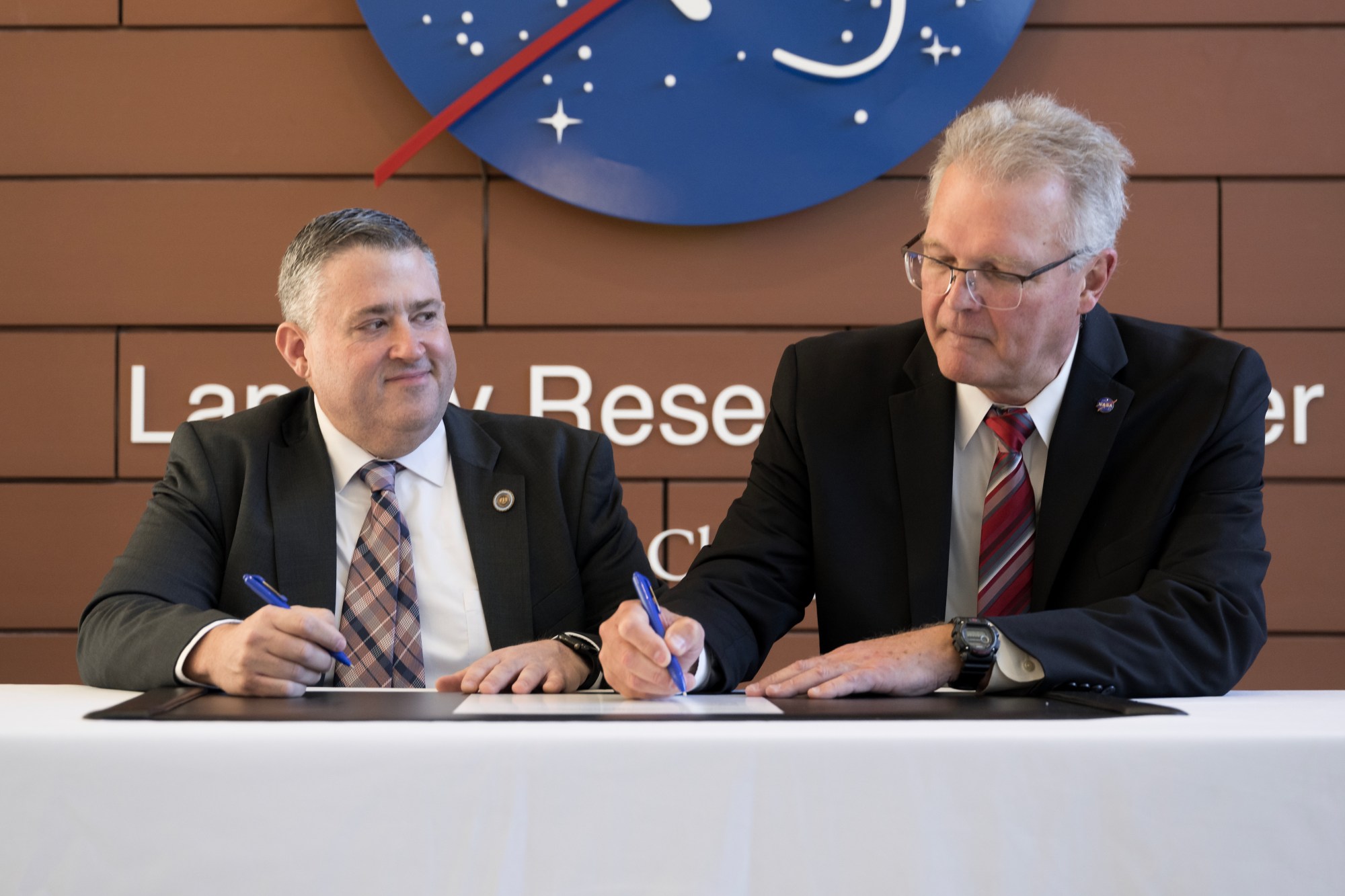 Vince Maiden y Allen Kilgore firman el acuerdo de cooperación energética en NASA Langley, Hampton, difundido el 23 de octubre de 2026.